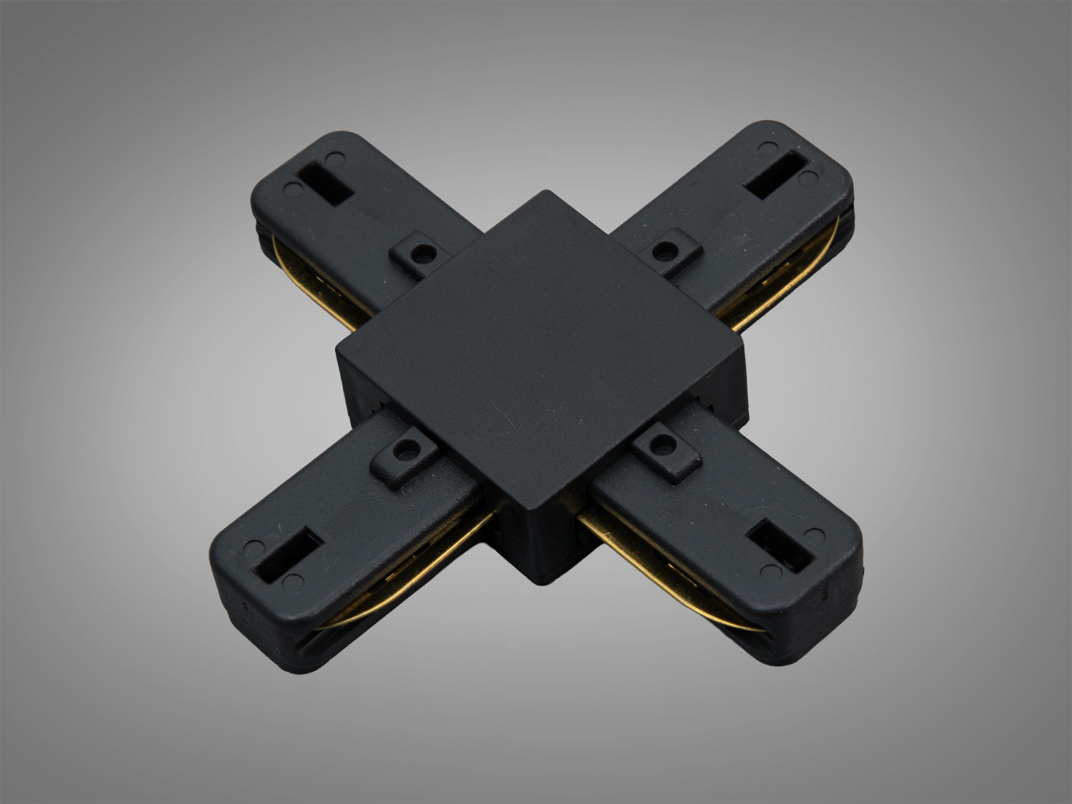 Компактний чорний з′єднувач у формі хреста без видимих гвинтів. Призначений для трекових систем освітлення в сучасних інтер′єрах.