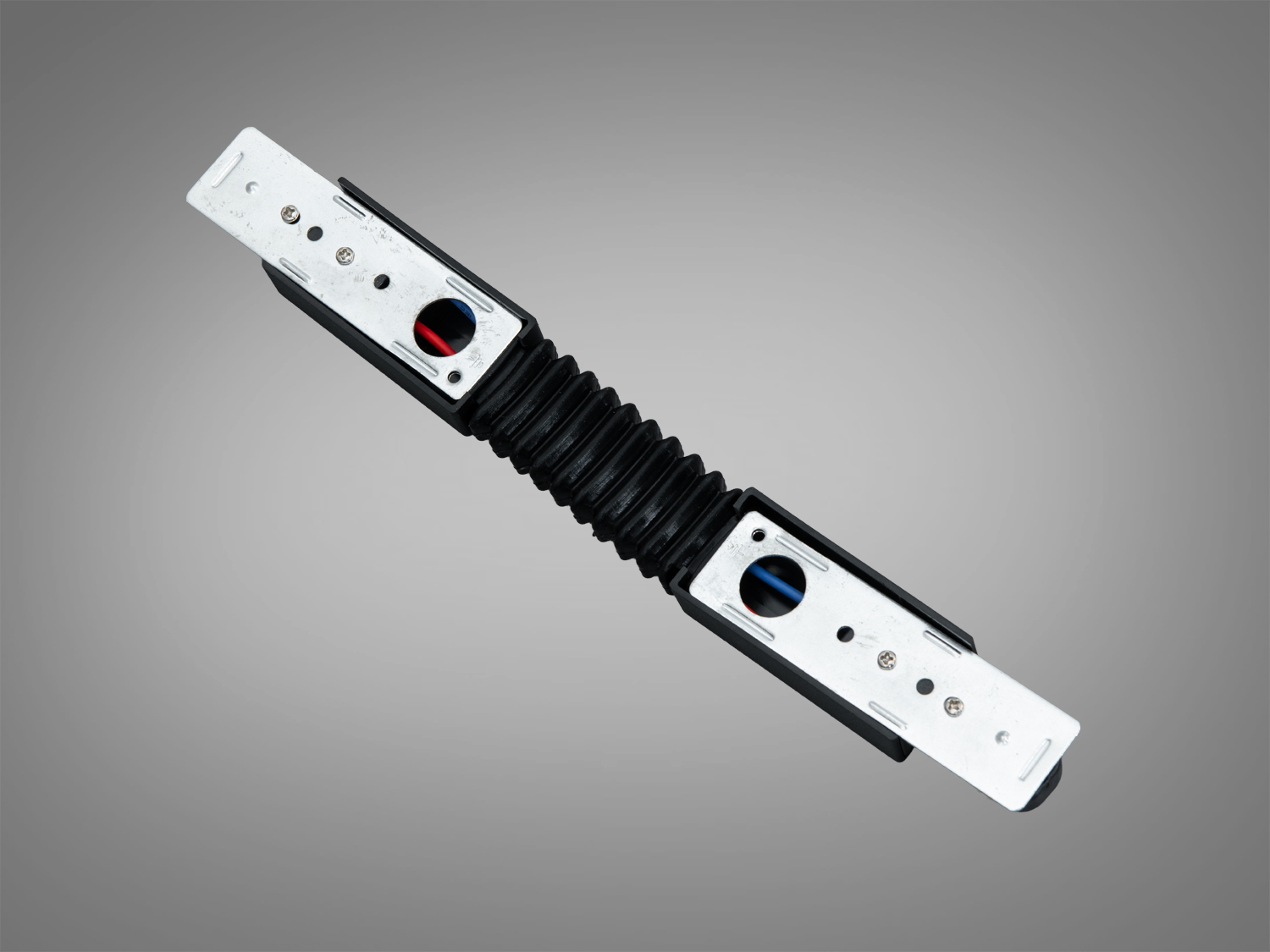 Металевий з′єднувач для трекового освітлення з отворами для проводів, підходить для прихованого монтажу.