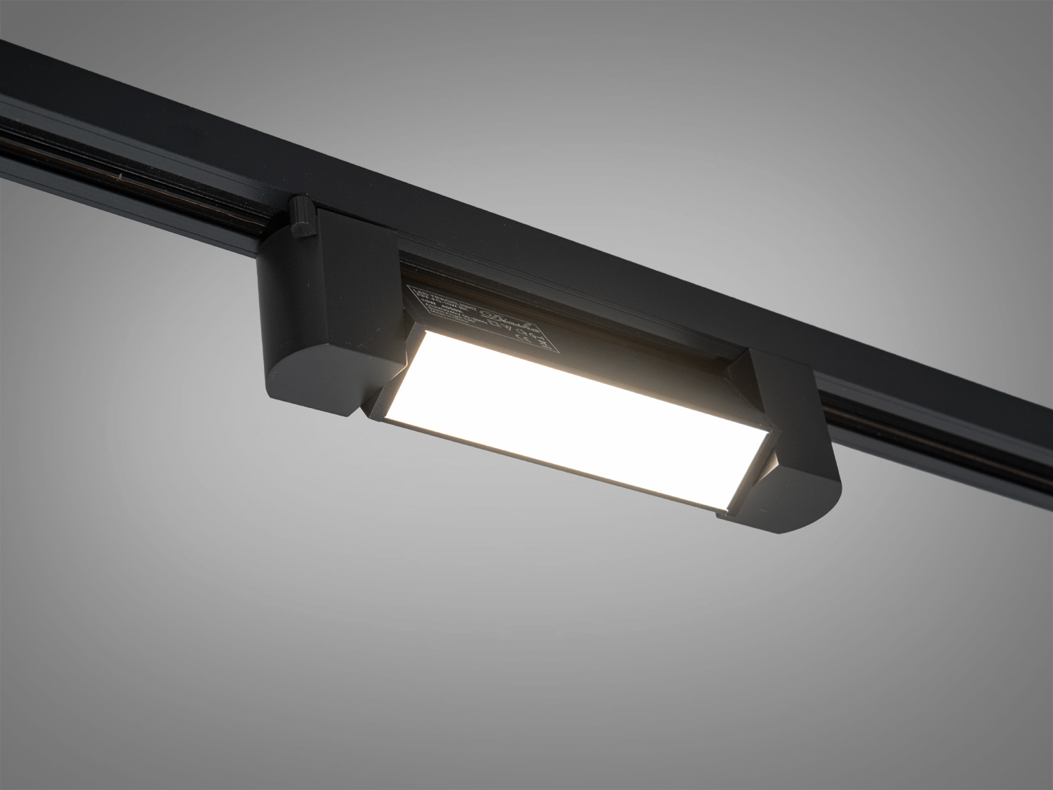 Задня частина світлодіодного трекового світильника з технічними характеристиками, прямокутна форма для легкого монтажу на трекову систему.