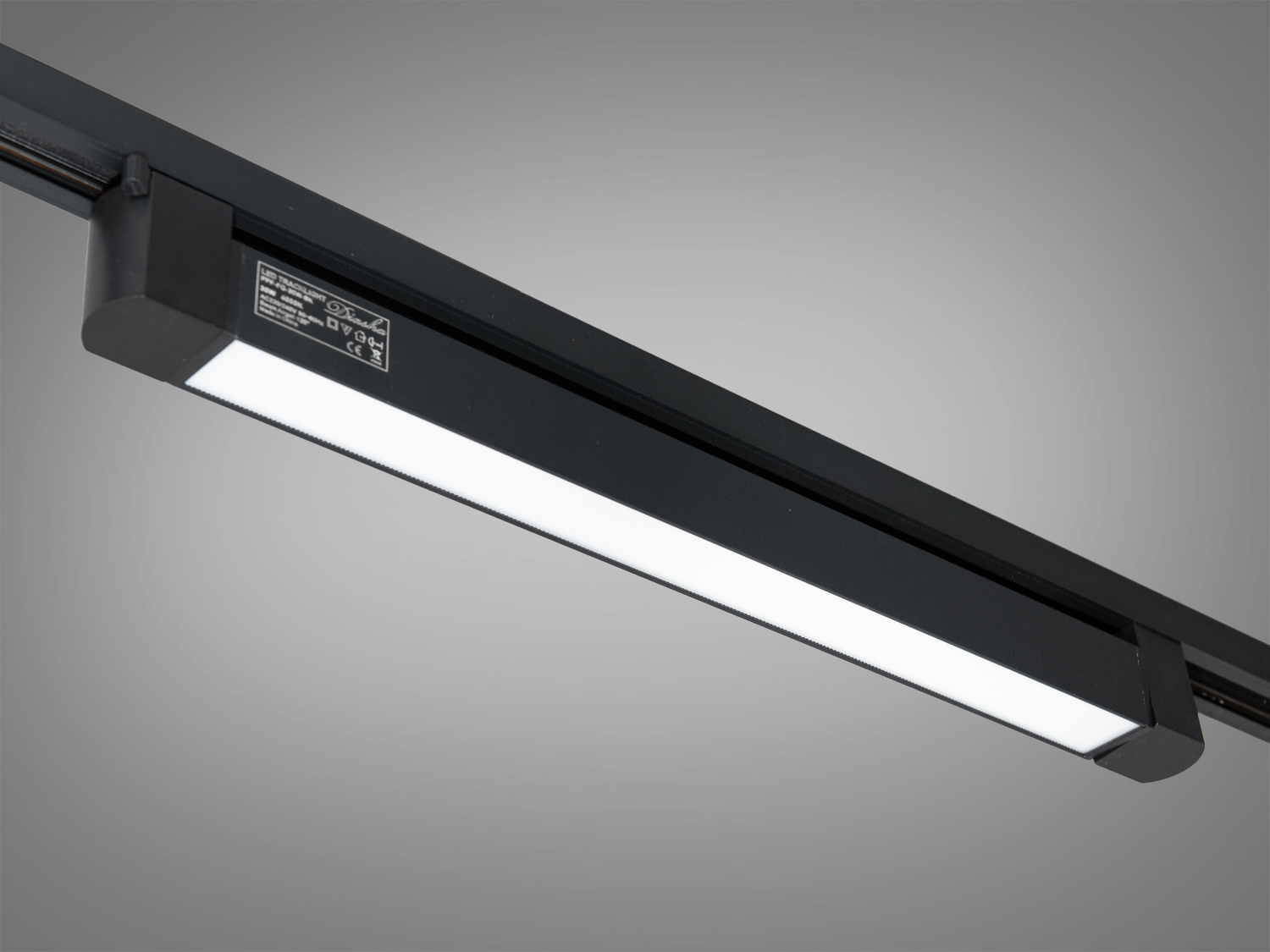 Світильник з чорним корпусом для трекової системи. Ідеальний для комерційних приміщень, забезпечує спрямоване освітлення.