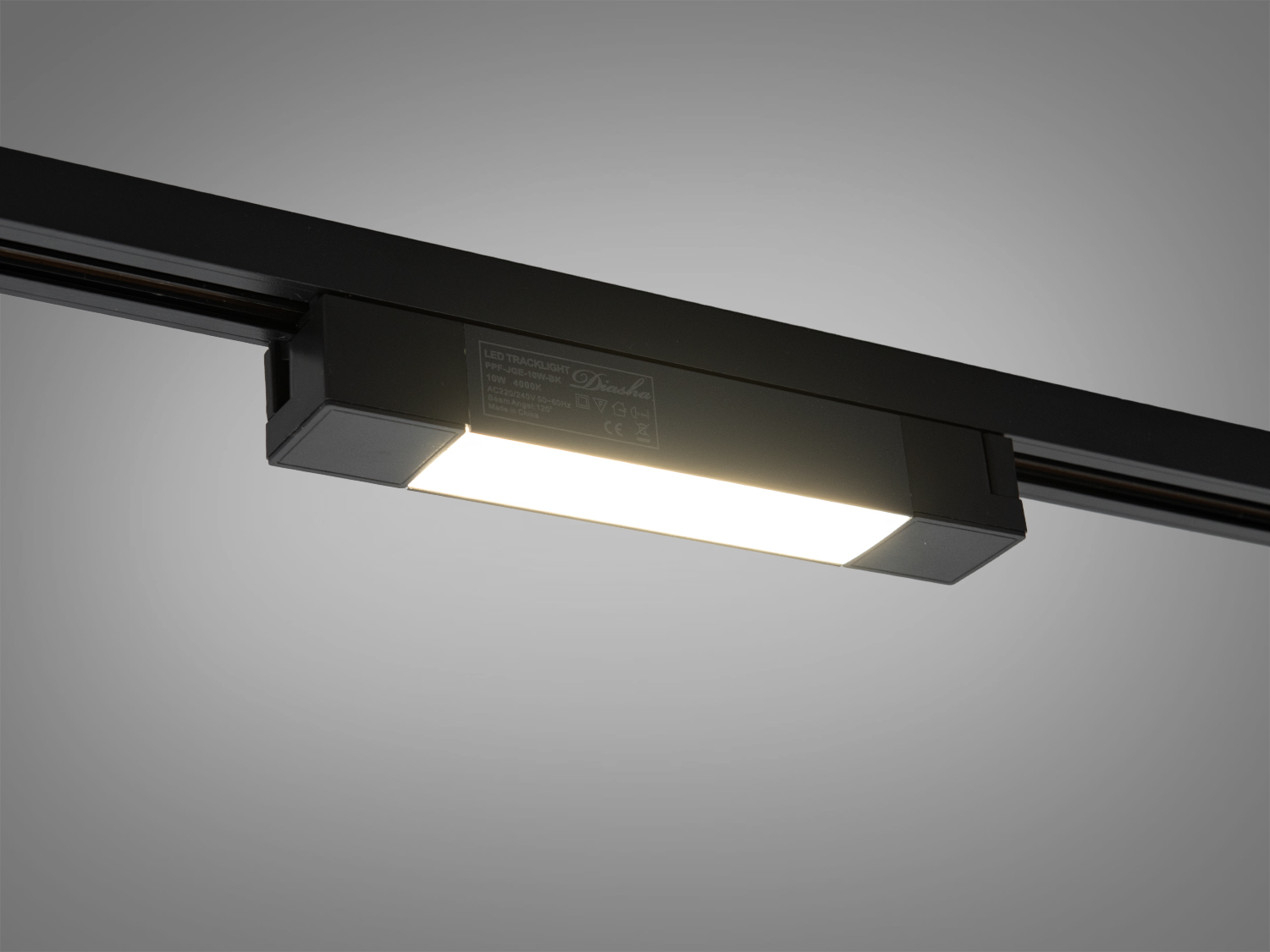 Трековий світильник з м′яким білим світлом, призначений для монтажу на стелю, ідеальний для офісних приміщень.