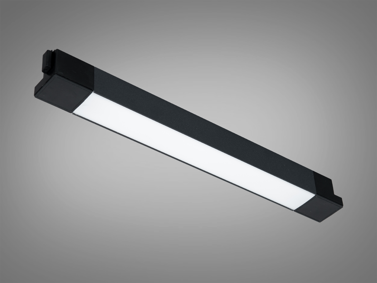 Лінійний світильник чорного кольору з матовим покриттям, призначений для стельового монтажу, забезпечує рівномірне освітлення.