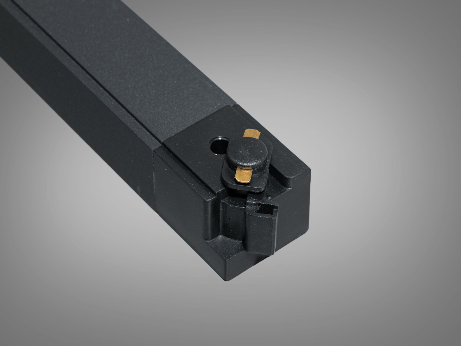 Деталь з′єднання лінійного світильника, чорний корпус, забезпечує надійний контакт для електричного з′єднання.
