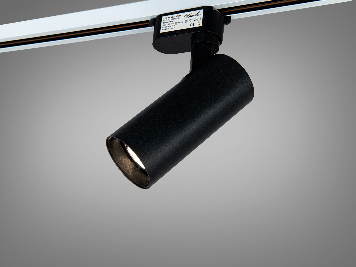 Чорний циліндричний трековий світильник із поворотним механізмом, підходить для акцентного освітлення в сучасних інтер′єрах.