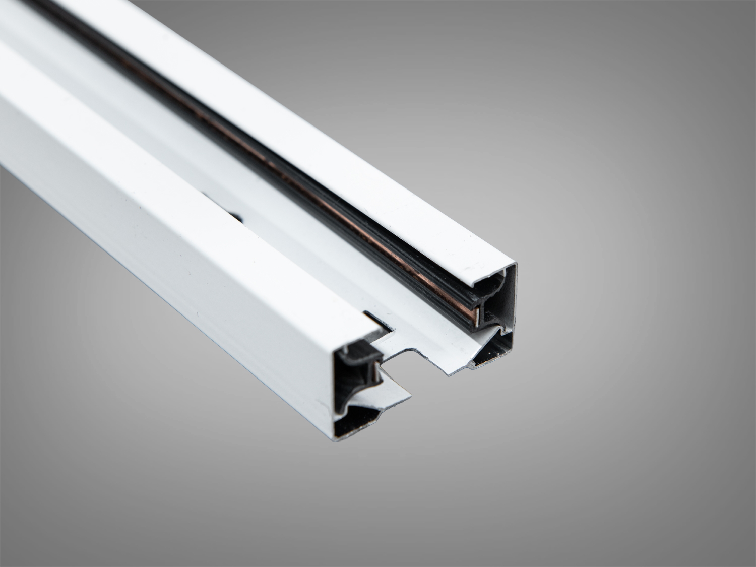 Біла струмонесуча рейка Diasha 1003, 1 м, 220 В. Накладний або підвісний монтаж, два внутрішні контакти, алюмінієвий профіль, сумісність із серією 1003.