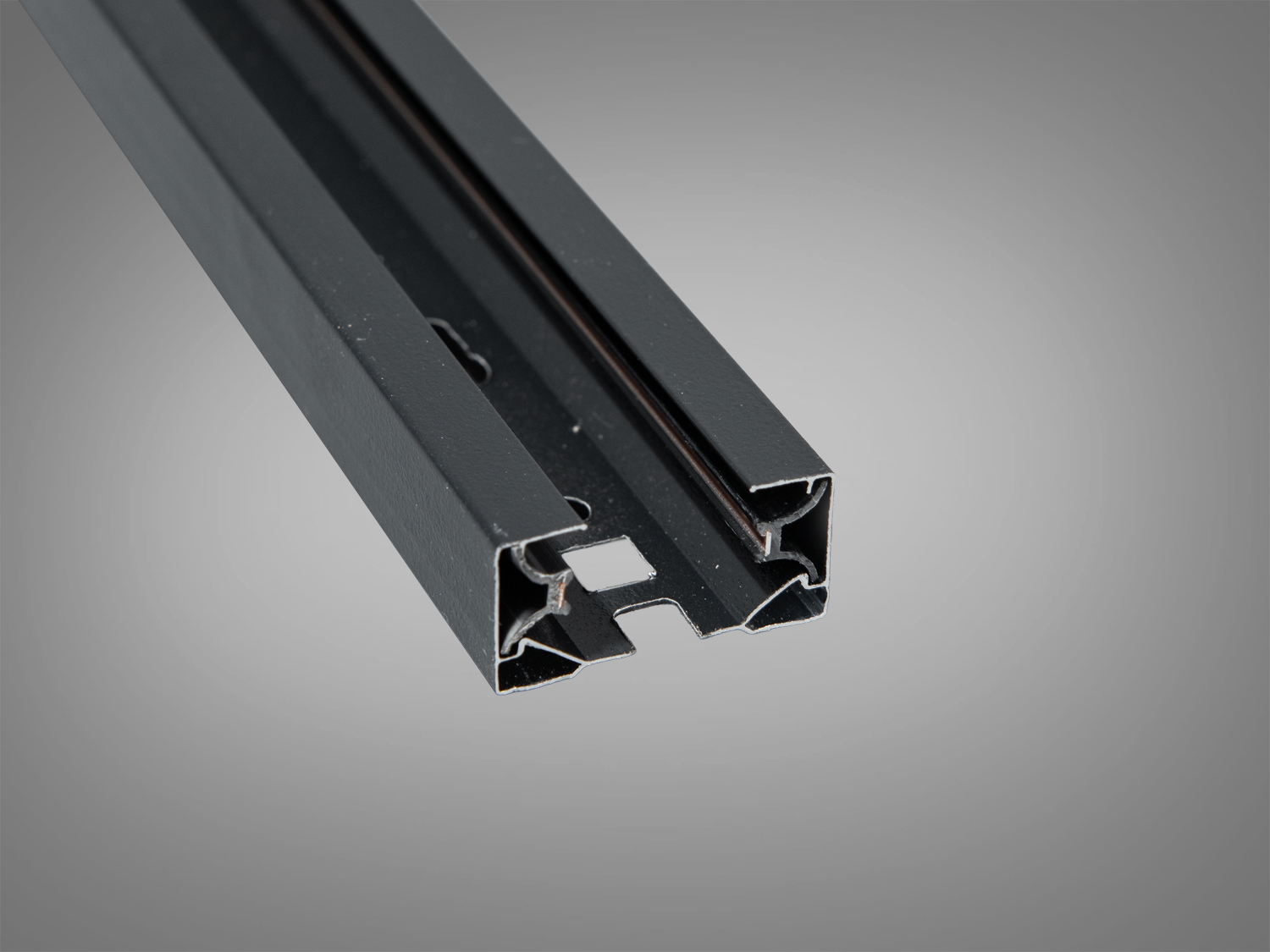 Чорна трекова шина серії 1003, довжина 3 м, 220 В. Підвісний або накладний монтаж, заглиблені шини для зниження ризику дотику, для підключення трекових прожекторів.