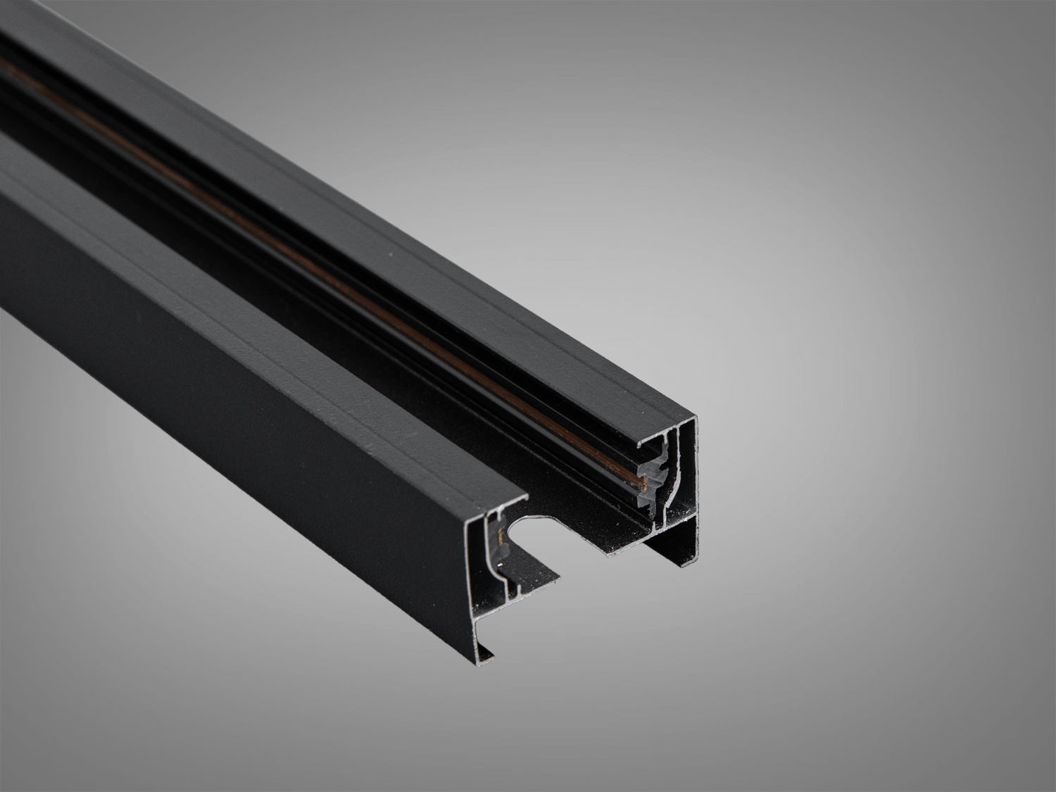 Чорний шинопровід 3 м серії 1209 для трекового освітлення 220 В. Підвісний або накладний монтаж, заглиблені шини для безпечнішої експлуатації.