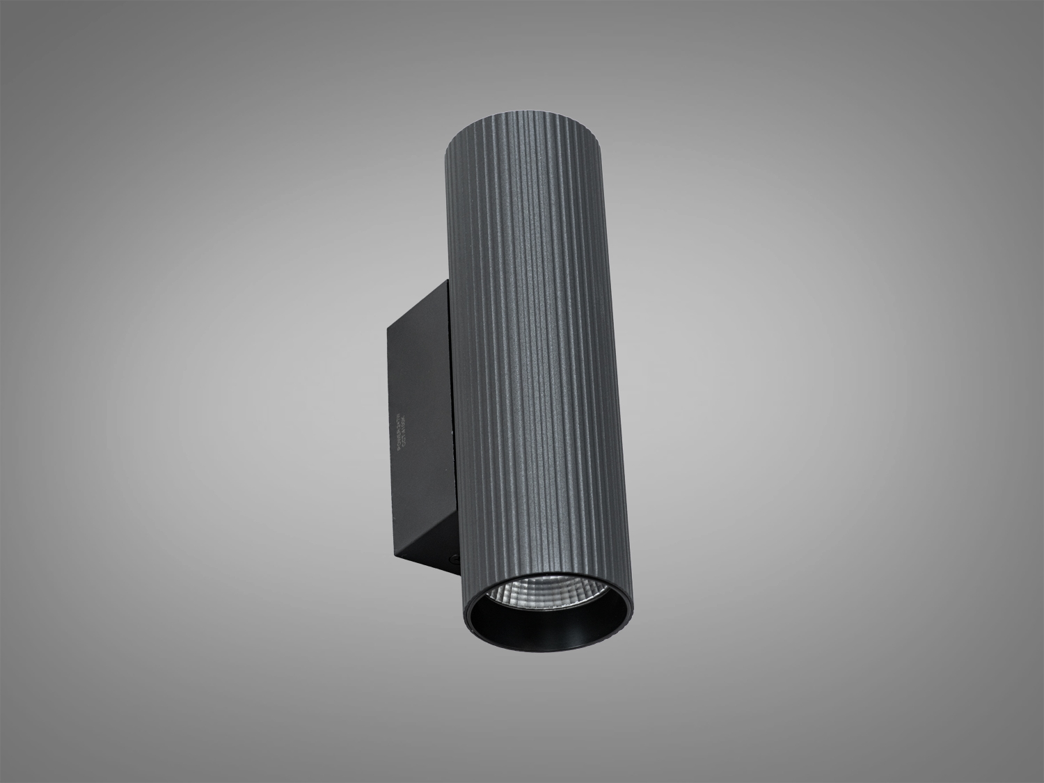 Циліндричний світильник з ребристою поверхнею, чорний метал, спрямоване вниз світло, ідеальний для акцентного освітлення.