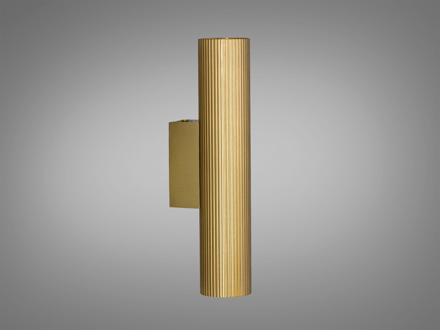 Циліндричний настінний світильник з металу, з рифленою текстурою, що кріпиться на квадратній основі. Підходить для мінімалістичного дизайну.