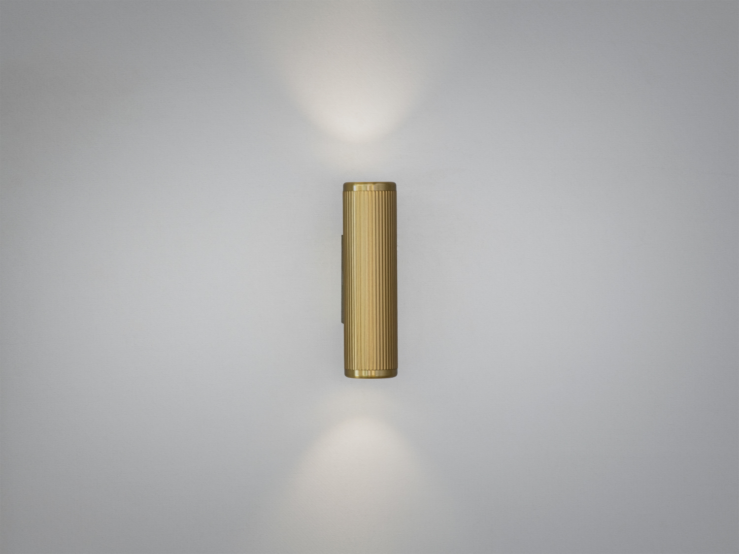 Світильник циліндричної форми з металу, випромінює м′яке світло вгору і вниз, ідеальний для освітлення коридорів.