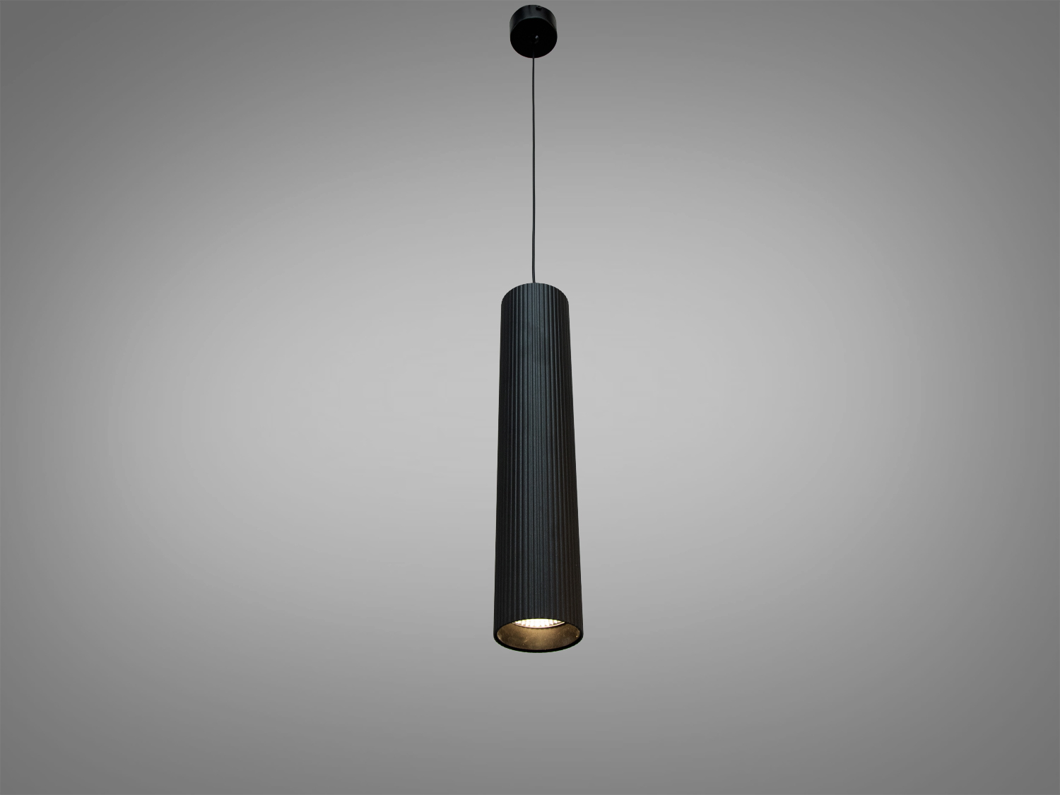 Підвісний світильник циліндричної форми з рифленою поверхнею, чорного кольору. Підходить для сучасних інтер′єрів, забезпечує спрямоване освітлення.