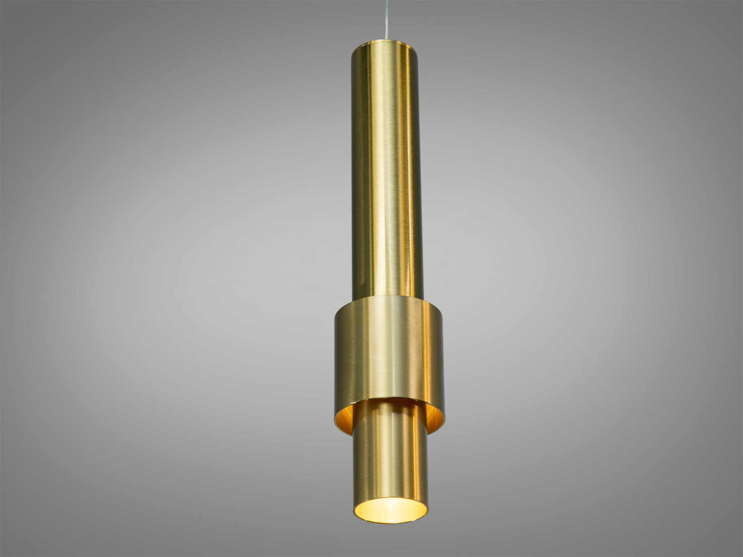 Підвісний світильник циліндричної форми з латуні, підходить для сучасних інтер′єрів, забезпечує спрямоване освітлення.