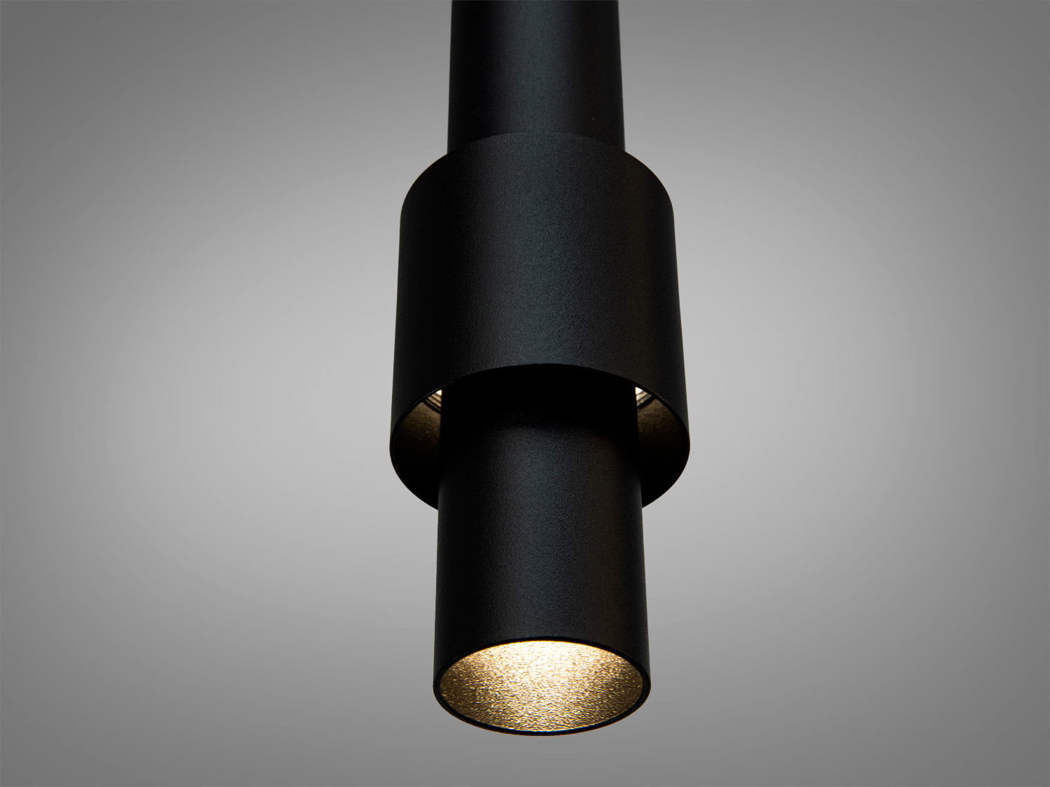 Світильник з металевим відбивачем, що забезпечує спрямоване освітлення, підходить для робочих зон або акцентного підсвічування.