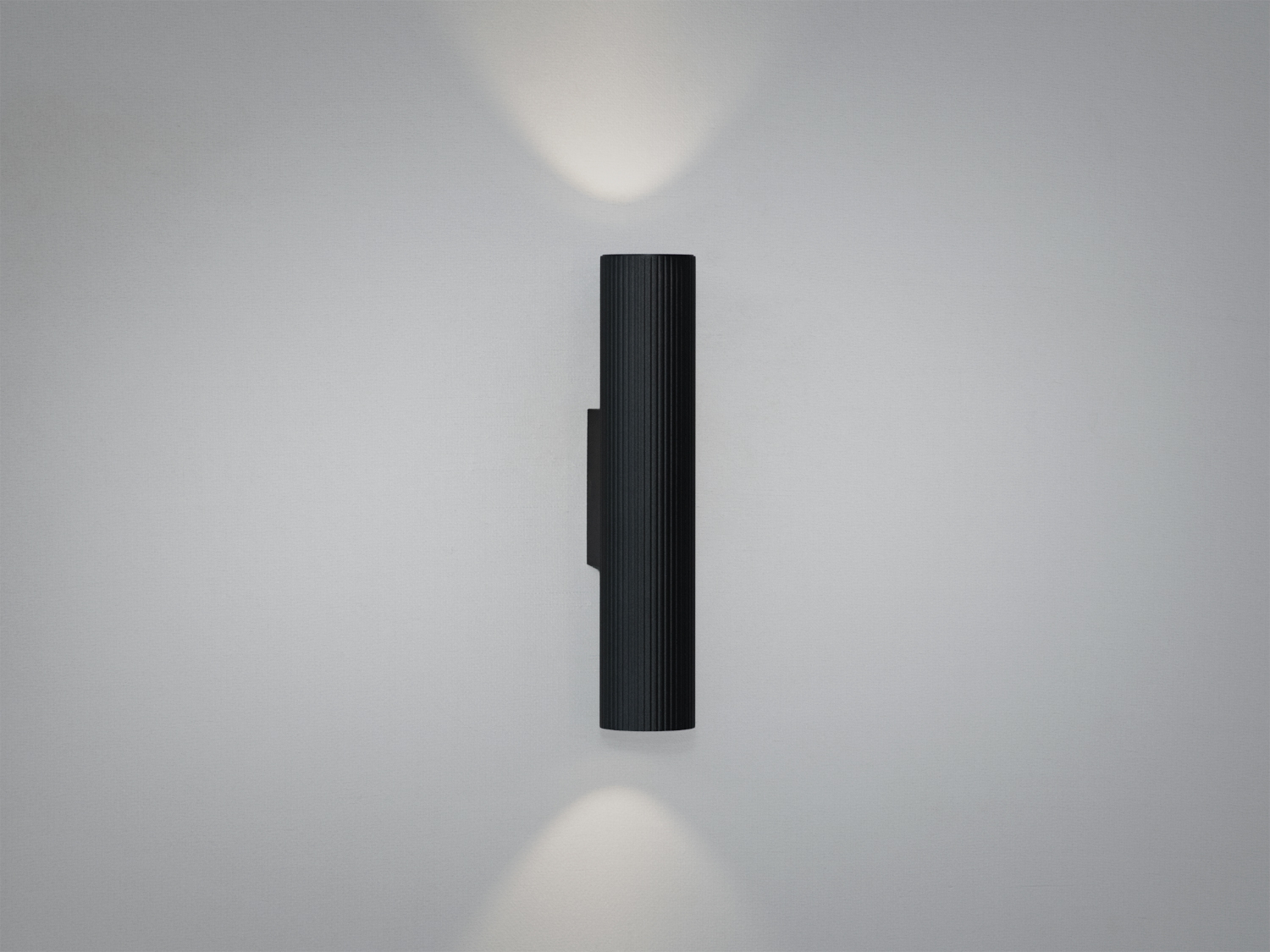 Чорний настінний LED світильник 7 Вт із двостороннім ап‑даун світлом для акцентної підсвітки фасадів, входів та інтер’єрних стін.