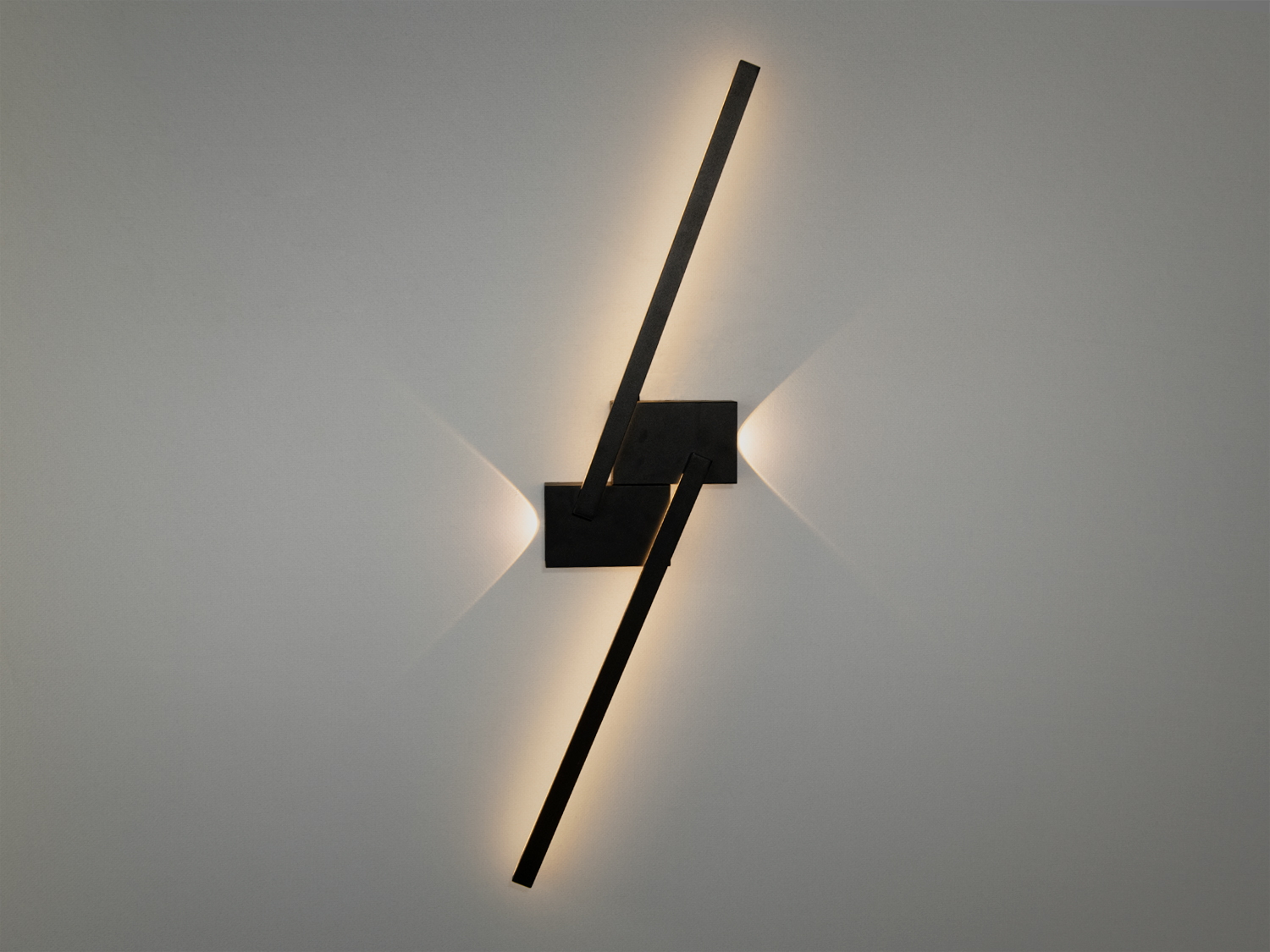 Стильне світлодіодне бра Line від ТМ ′Діаша′ — ідеальне поєднання сучасного дизайну та функціональності. Чорний колір, 25W, підходить для будь-якого інтер′єру.