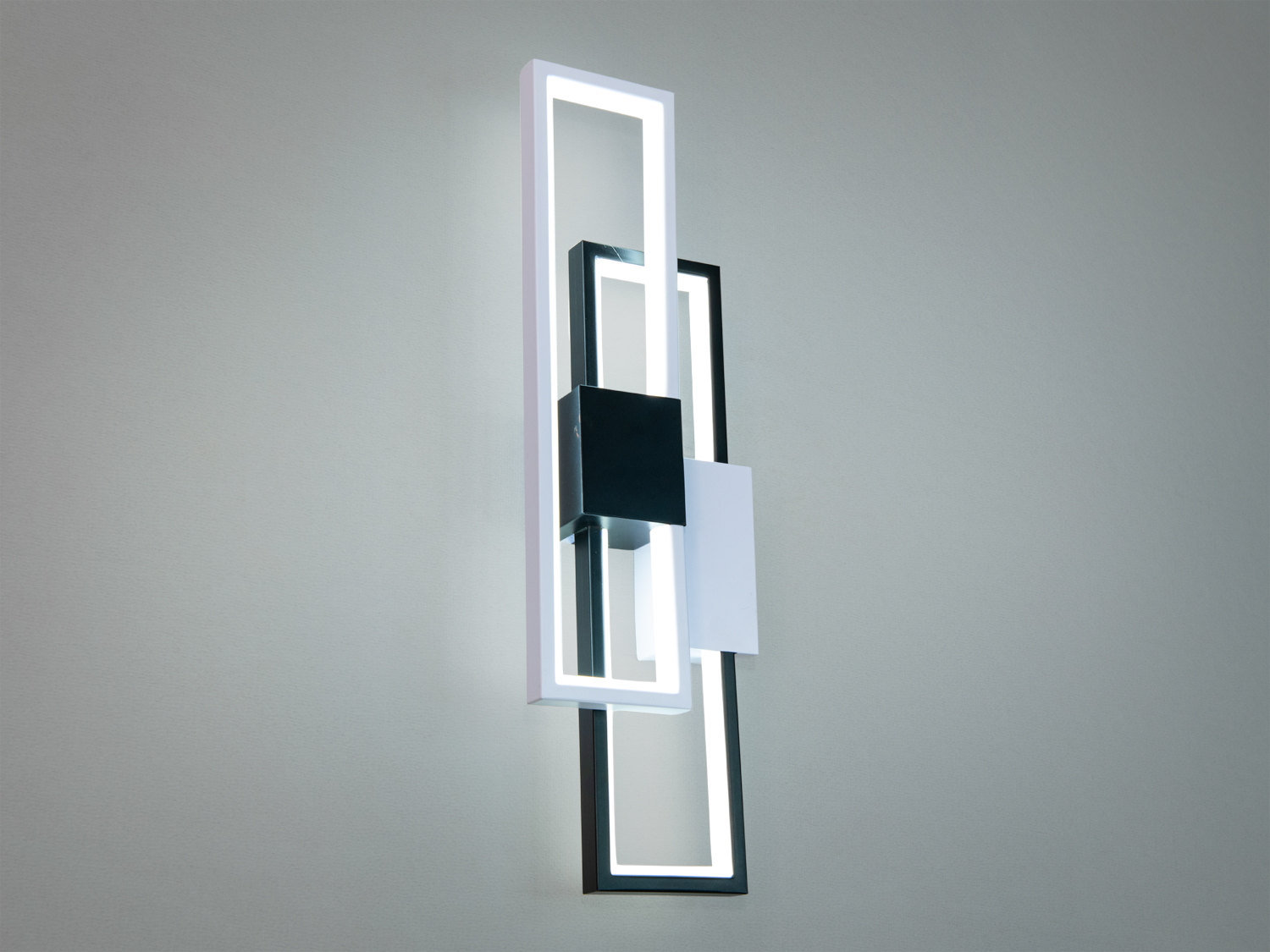 Стильний настінний світлодіодний світильник бра, 50W. Цей лед світильник на стіну не просто розсіює світло, він розповідає історію про красу й елегантність, які можна знайти в простоті.