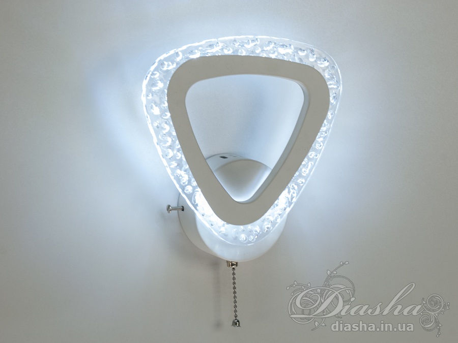 Перед Вами найгармонійніший варіант світлодіодних світильників. Більше немає потреби замислюватися про те, чи буде поєднуватися матовий акриловий розсівач з вашим інтер'єром. Нові плафони виготовлені з прозорого акрилу з декоративними бульбашками. Через прозорі акрилові плафони просвічує малюнок шпалер або декоративної штукатурки, при включенні бра відкидає на стіну унікальний ореол з відблисків та тіней.
Перед Вами зовсім нове та незвичайне виконання плафонів, що обрамляють LED лампи. Таке бра легко підійде під будь-який інтер'єр &ndash; класичний, сучасний і навіть у стилі &laquo;хай-тек&raquo;.

Кожне включення вимикання по черзі переводить світильник за такими режимами: холодне світло, тепле світло, нейтральне світло.