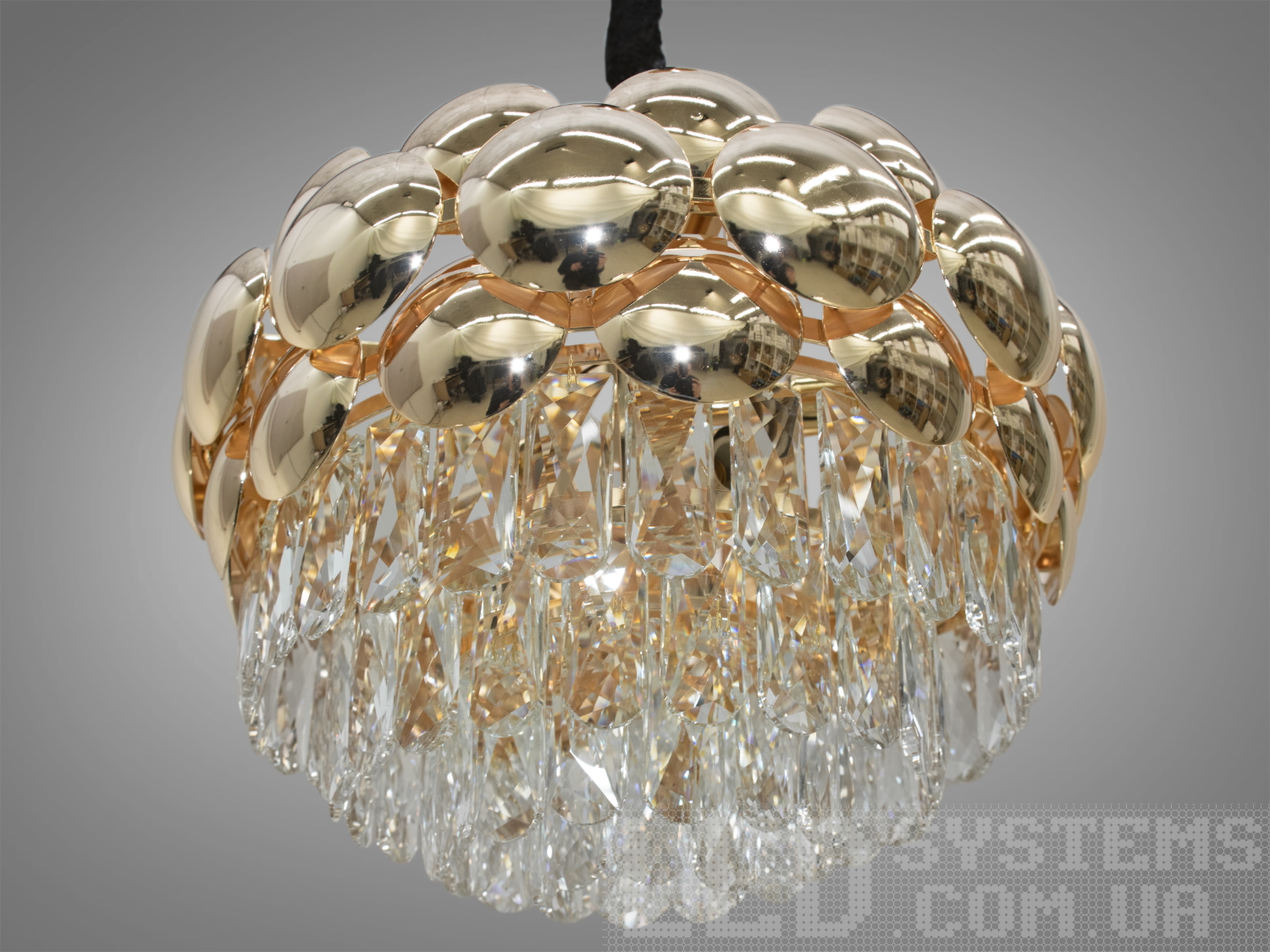 Сотні дрібних кришталів на підвісах забезпечують чудове розсіяння світла, створюючи мяке та привабливе світіння.