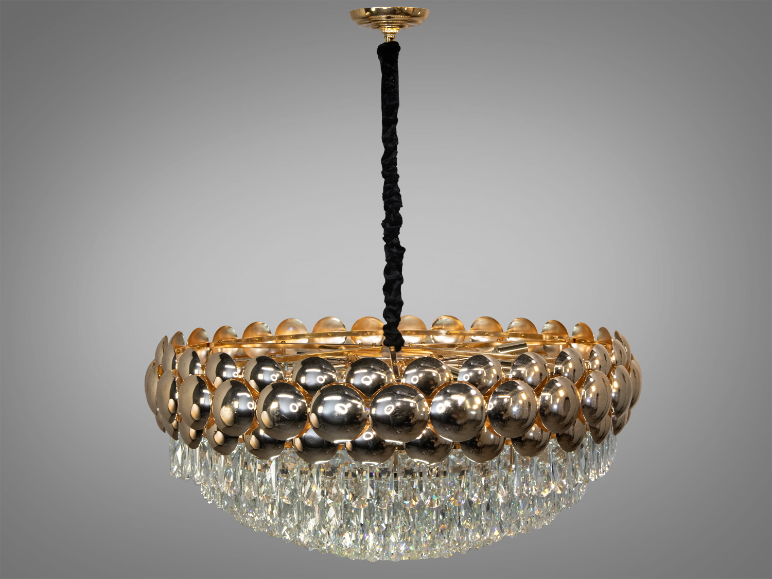 Кожна кришталева крапля виглядає як сльоза щастя, яка застигла в часі, відбиваючи і розсіюючи світло, наче чарівне мерехтіння зірок на нічному небі.