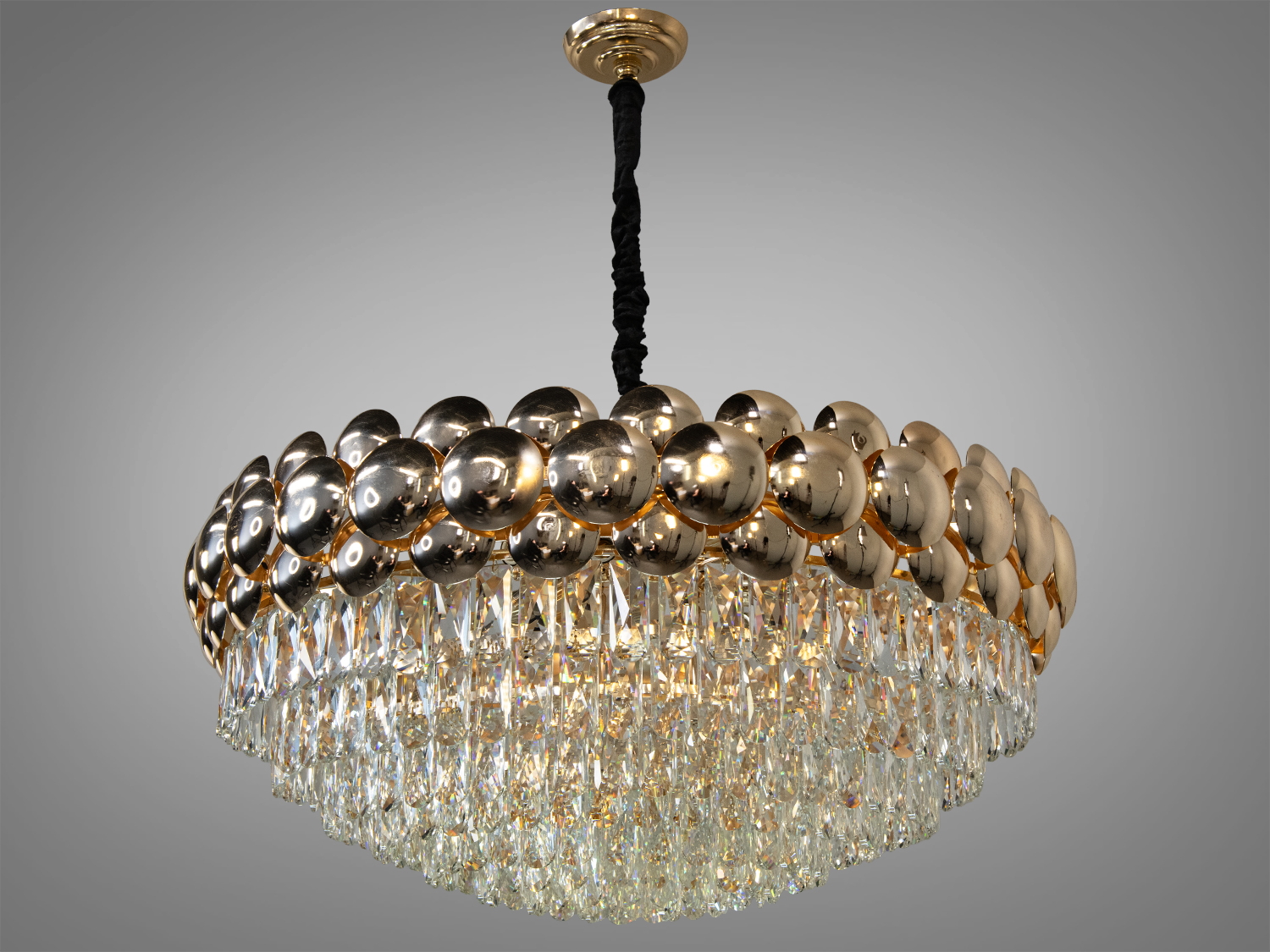 Перлина колекції, велика кришталева люстра під 19 ламп. Люстра, яка додасть вашому інтерєру відчуття царської величі та елегантності, перетворюючи будь-яку кімнату на розкішну залу.