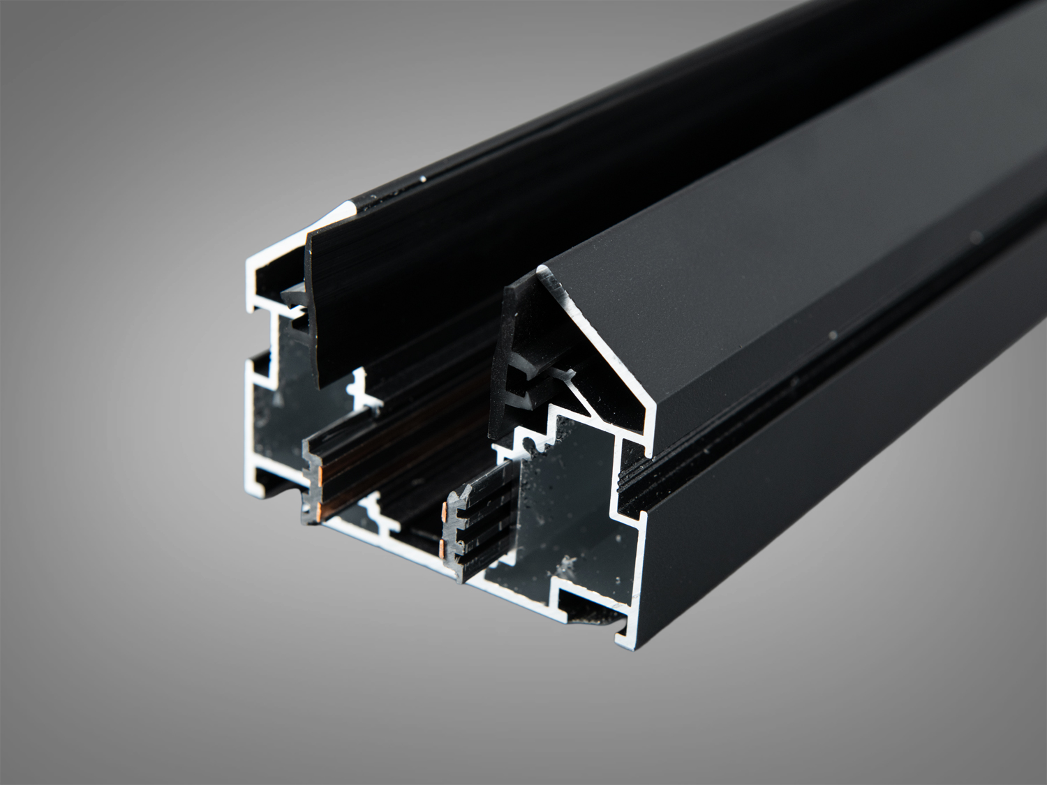 Чорний алюмінієвий профіль з додатковими гумовими вставками для забезпечення герметичності, використовується у вбудованих освітлювальних системах.