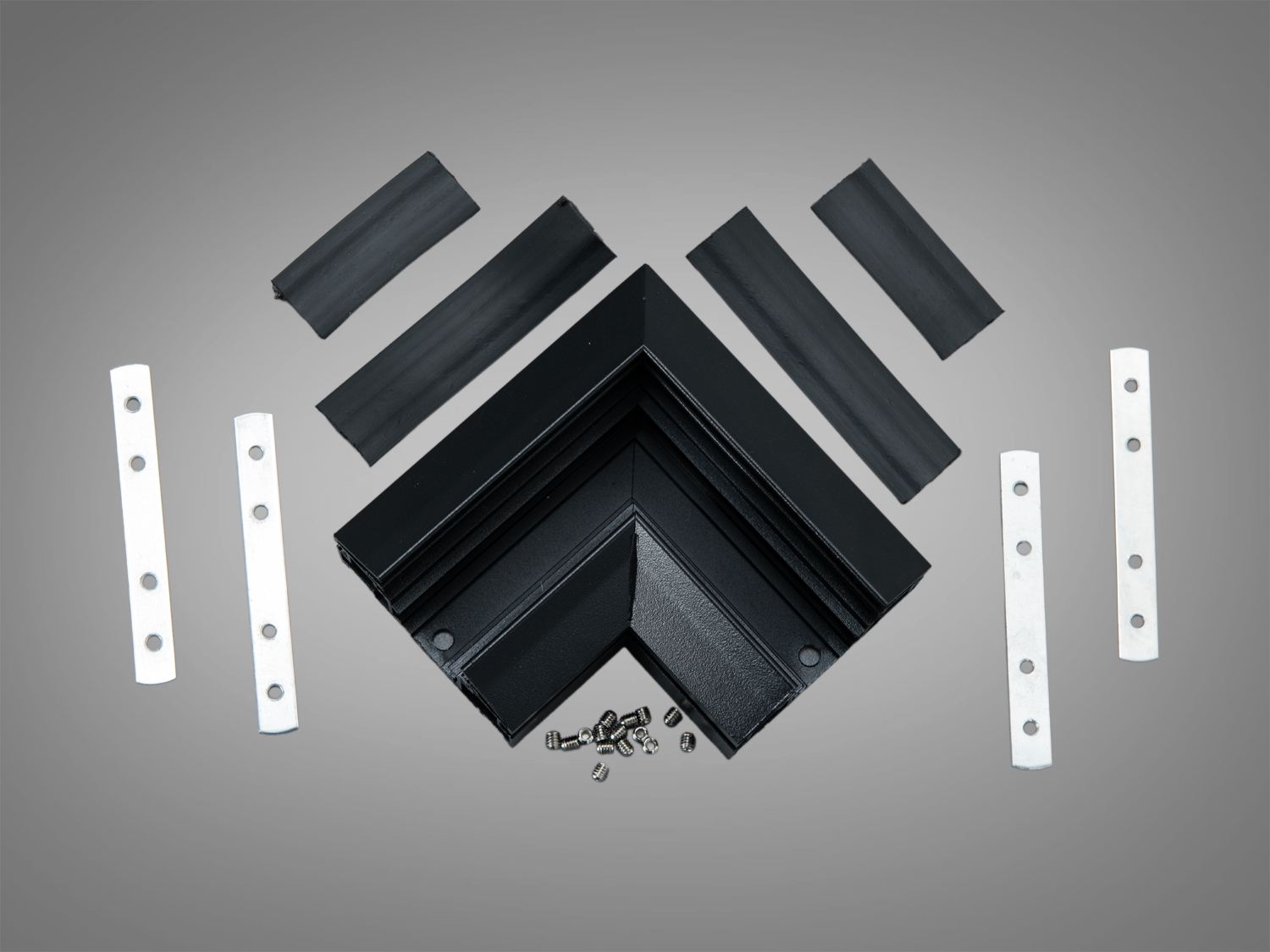 Комплект чорного кутового з′єднувача з додатковими деталями для монтажу. Включає металеві пластини та гвинти для кріплення.