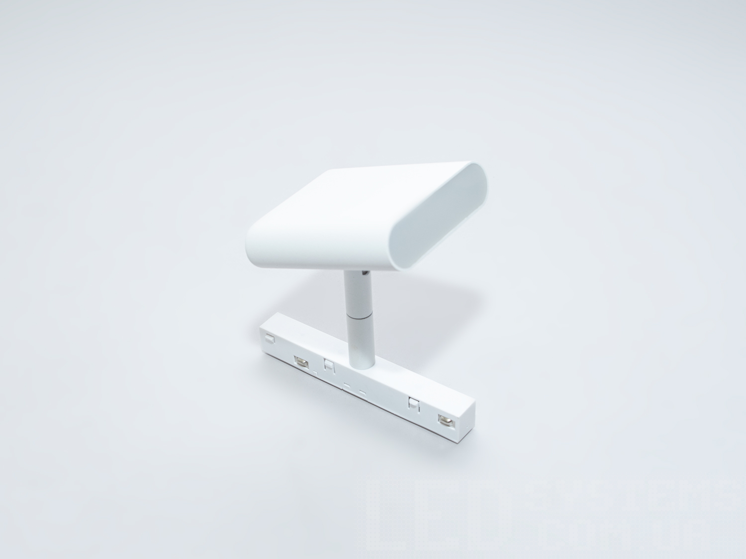 Світильник трековий має стриманий, але виразний зовнішній вигляд, забарвлений у сучасний білий колір, який дозволяє йому легко вписатися в будь-який інтерєр, від класичного до модерну.