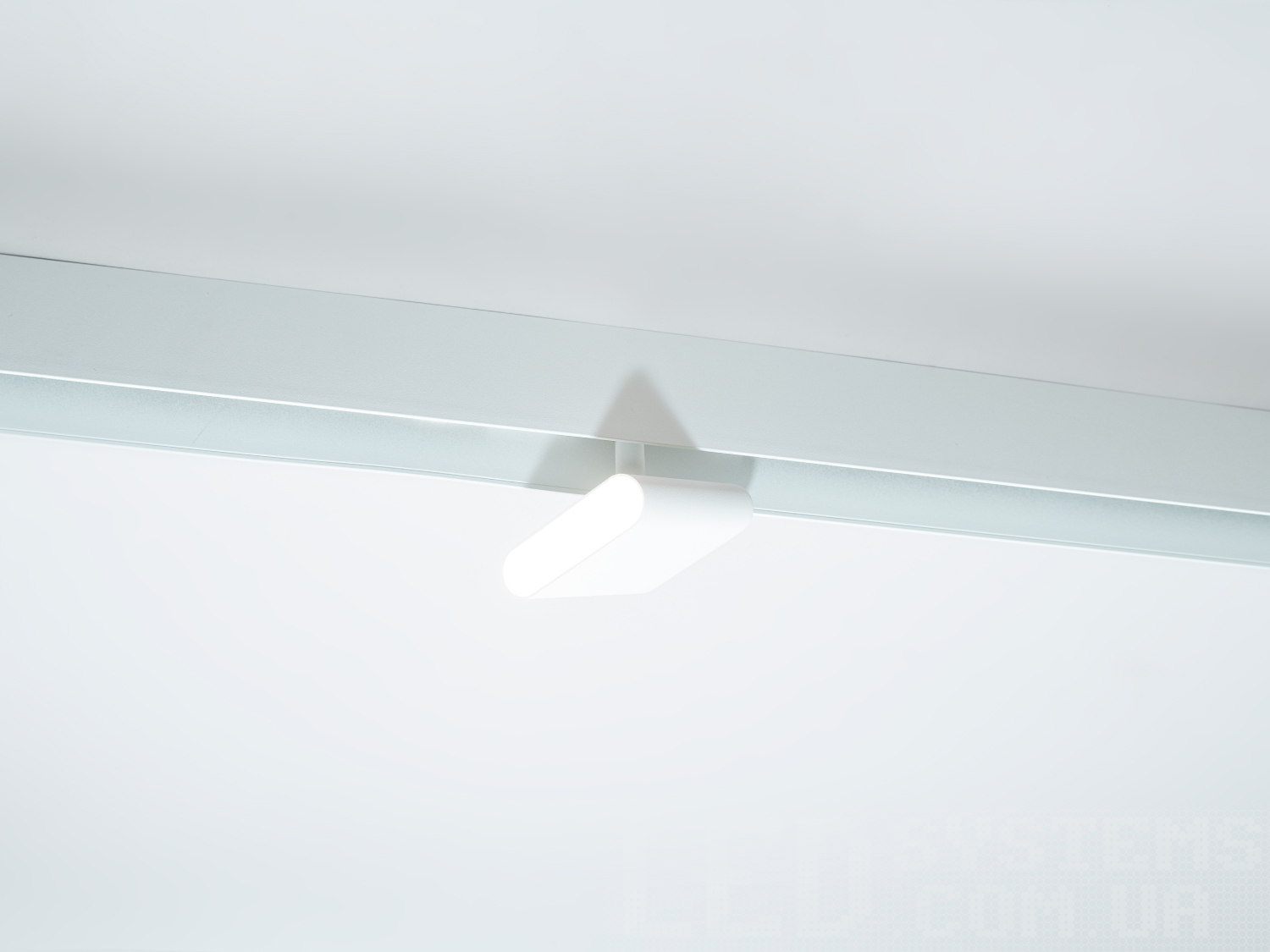 Форма трек світильника ергономічна та мінімалістична, з плавними лініями та закругленнями, що надає йому сучасного вигляду. 