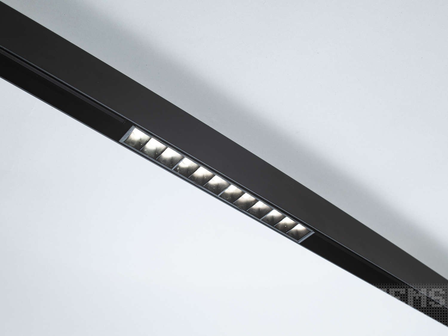 Лінійний магнітний трековий LED світильник, 12 Вт, чорний