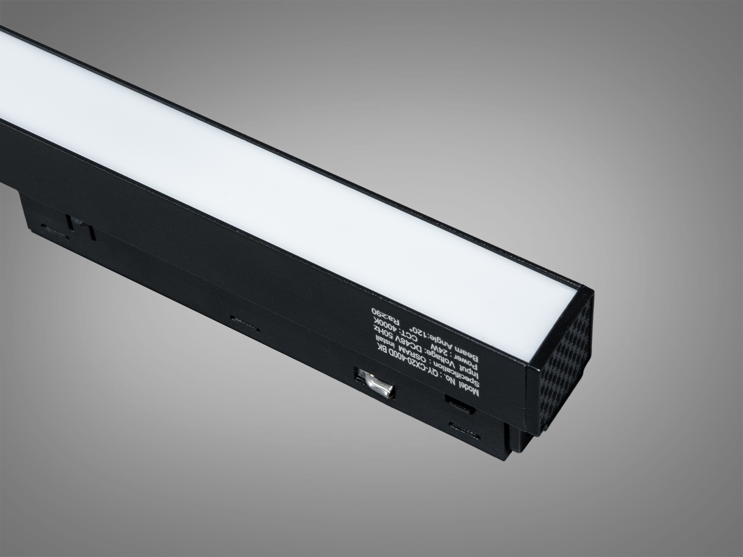 Світильник з чорним корпусом і білим дифузором, оснащений зручним кріпленням для легкого монтажу на стіну.