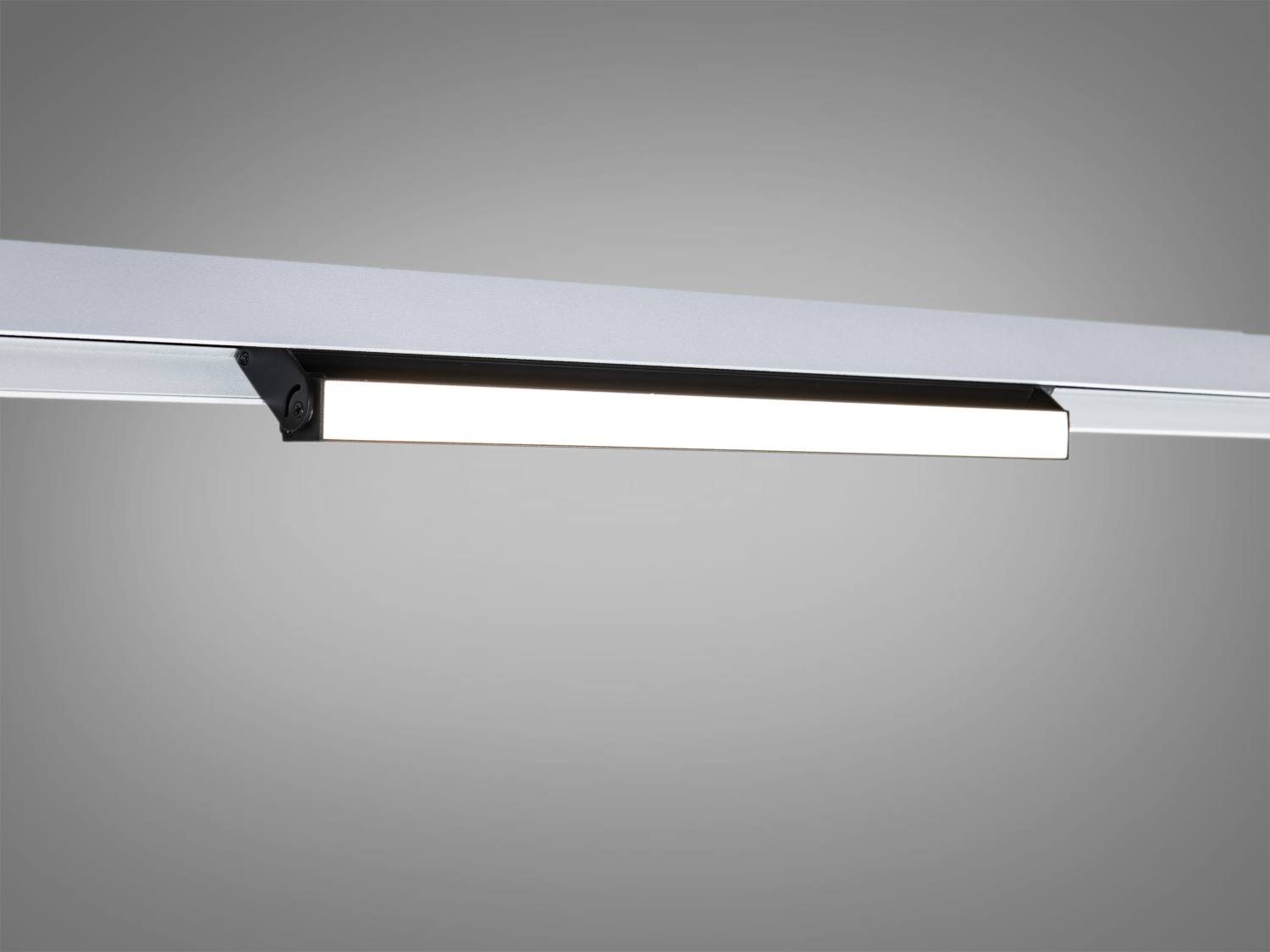 Поворотна функція трекового світильника дозволяє користувачеві ефективно націлювати світло в потрібному напрямку, що робить його також підходящим для акцентного освітлення дзеркал, картин або інших елементів декору, підкреслюючи їх красу та додаючи глибину інтерєру.