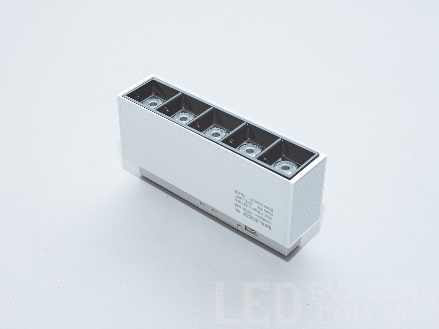 Виразність дизайну трек світильника посилюється його лінійною конфігурацією світлодіодів, розташованих за прозорими лінзами, які фокусують світло в промінь із кутом розкриття 24°.