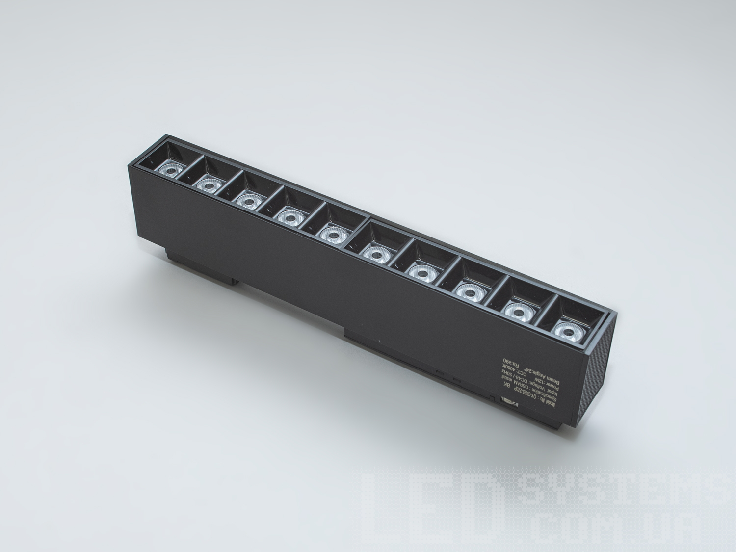 З його чітко вирізьбленим силуетом у глибокому чорному матовому відтінку, цей трековий світильник виглядає як витончений предмет сучасного мистецтва, який одночасно слугує як практичне джерело світла.