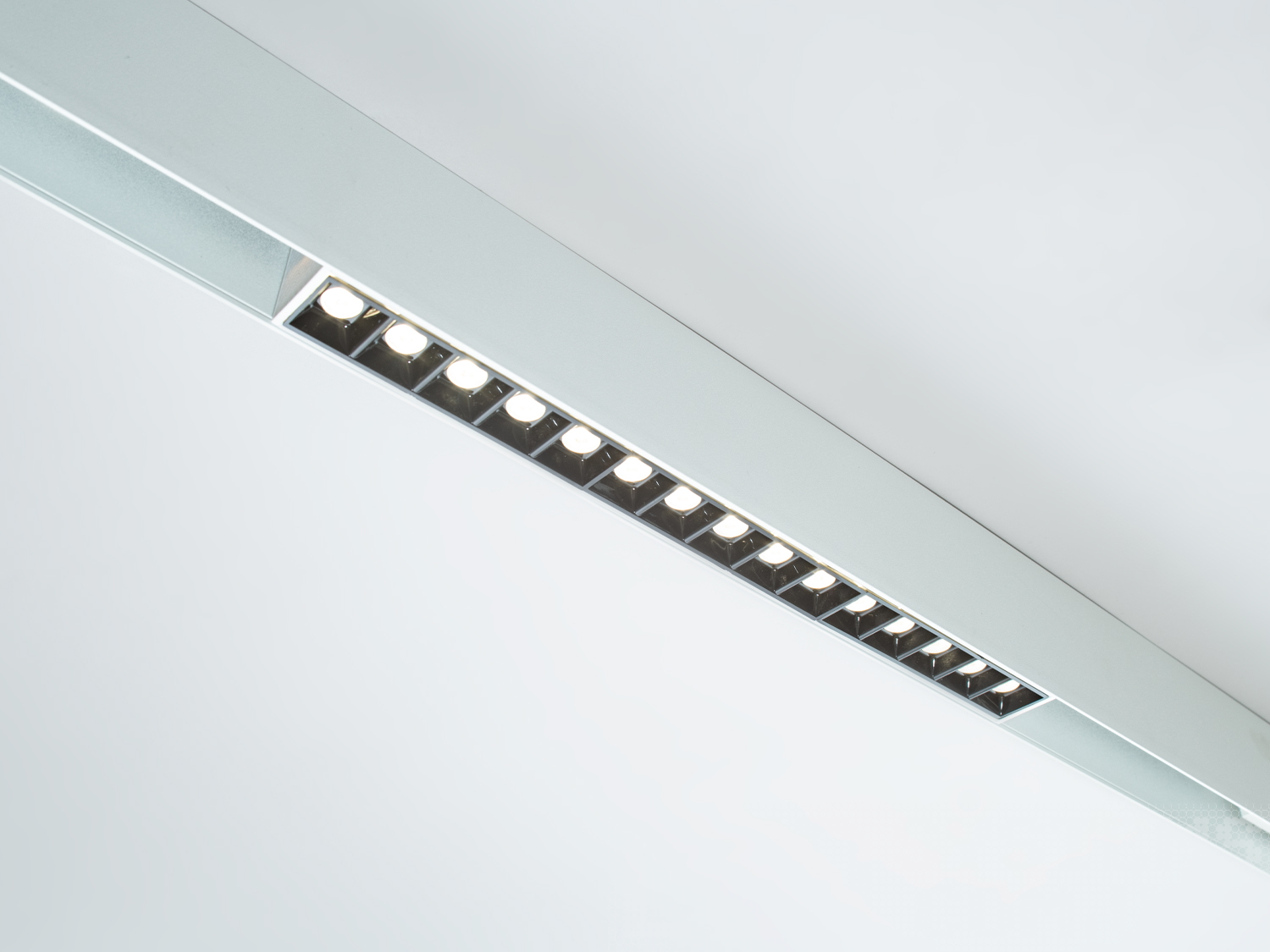 Лінійний LED трековий білий світильник магнітний, 18 Вт