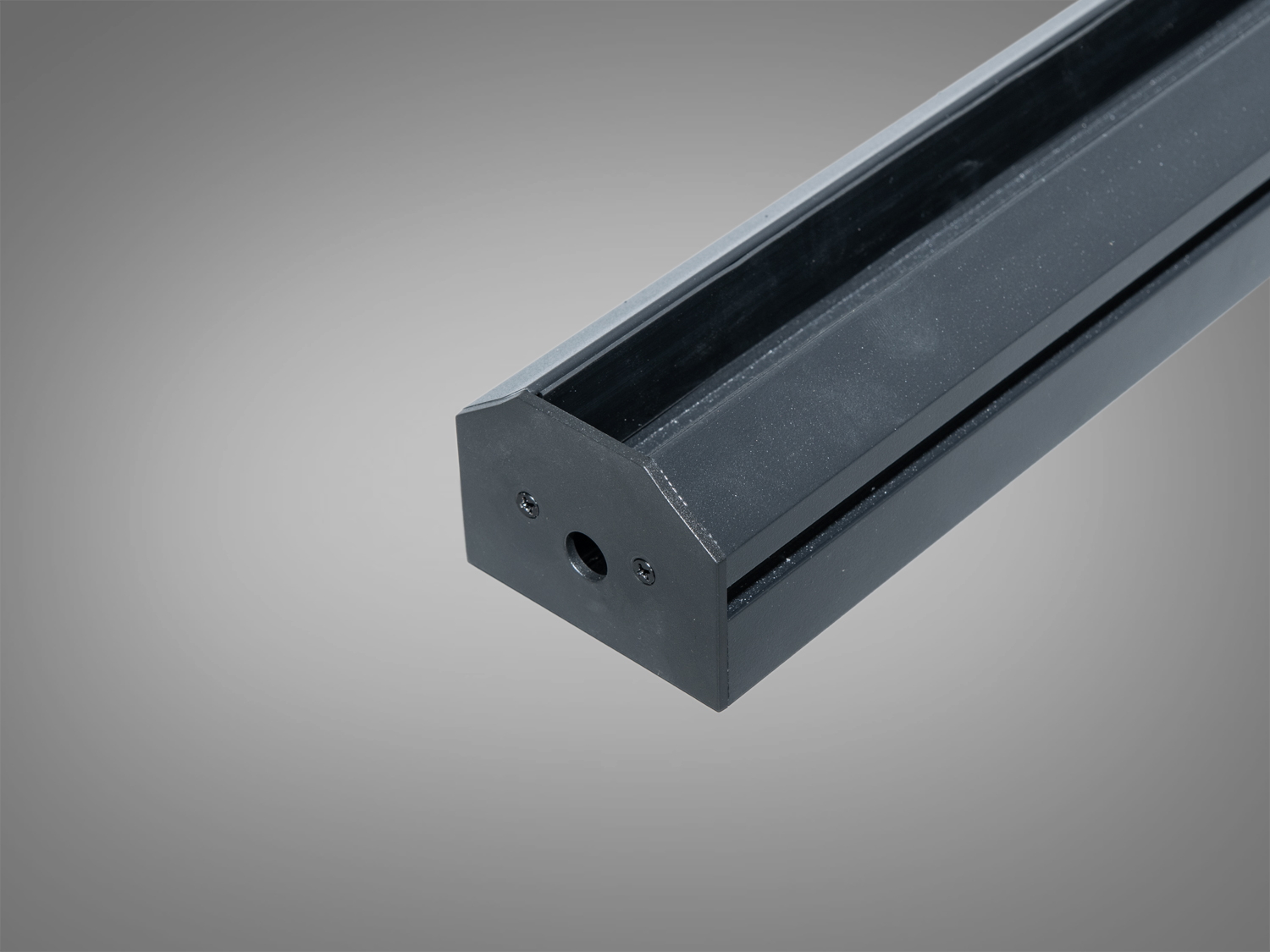 Лінійний трековий рейлінг з заглушкою, призначений для монтажу на стелю в офісних або комерційних просторах.