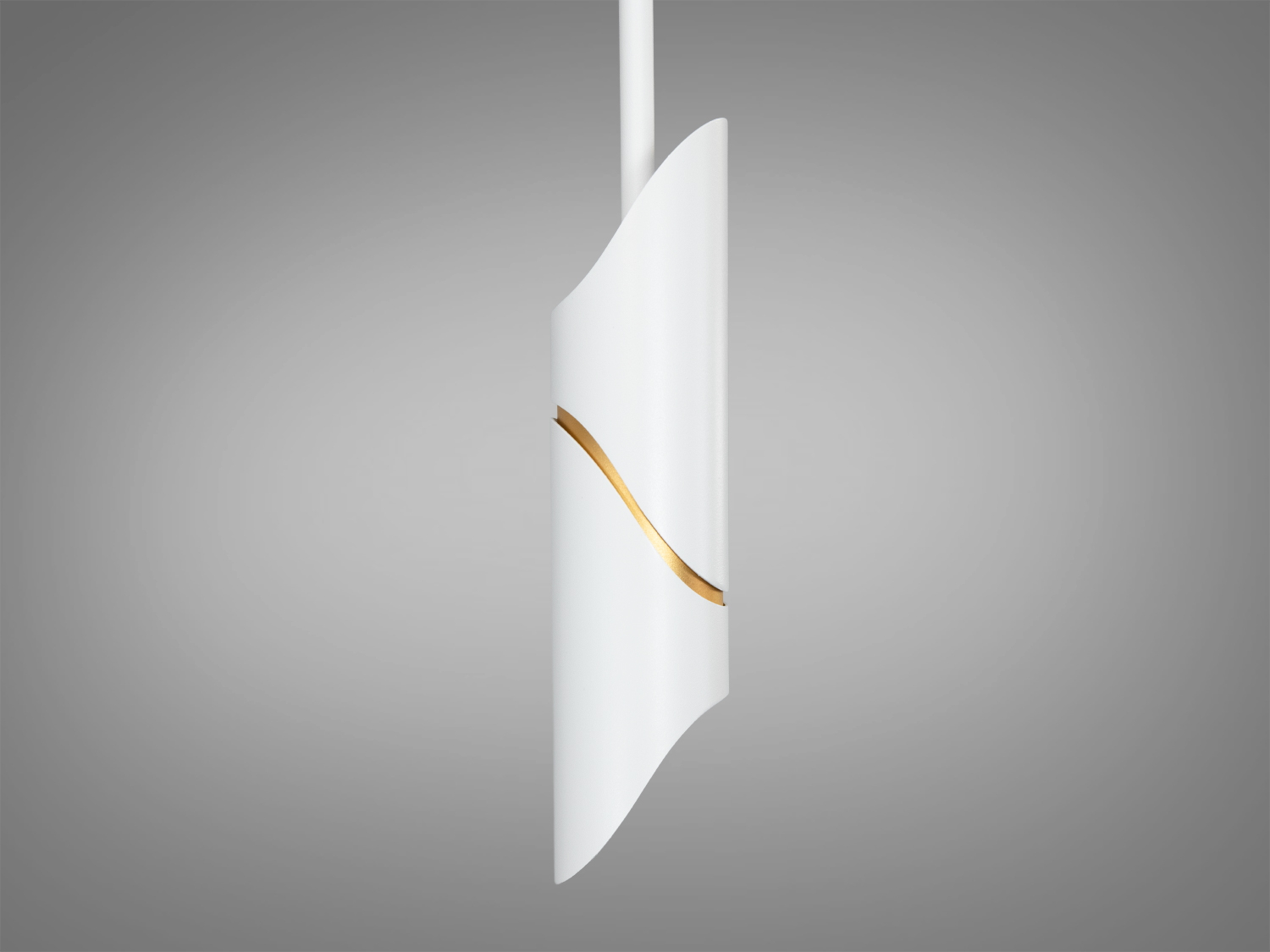 Чорний підвісний світильник з металу, має вигнуту форму та золотисту смугу. Підходить для акцентного освітлення.