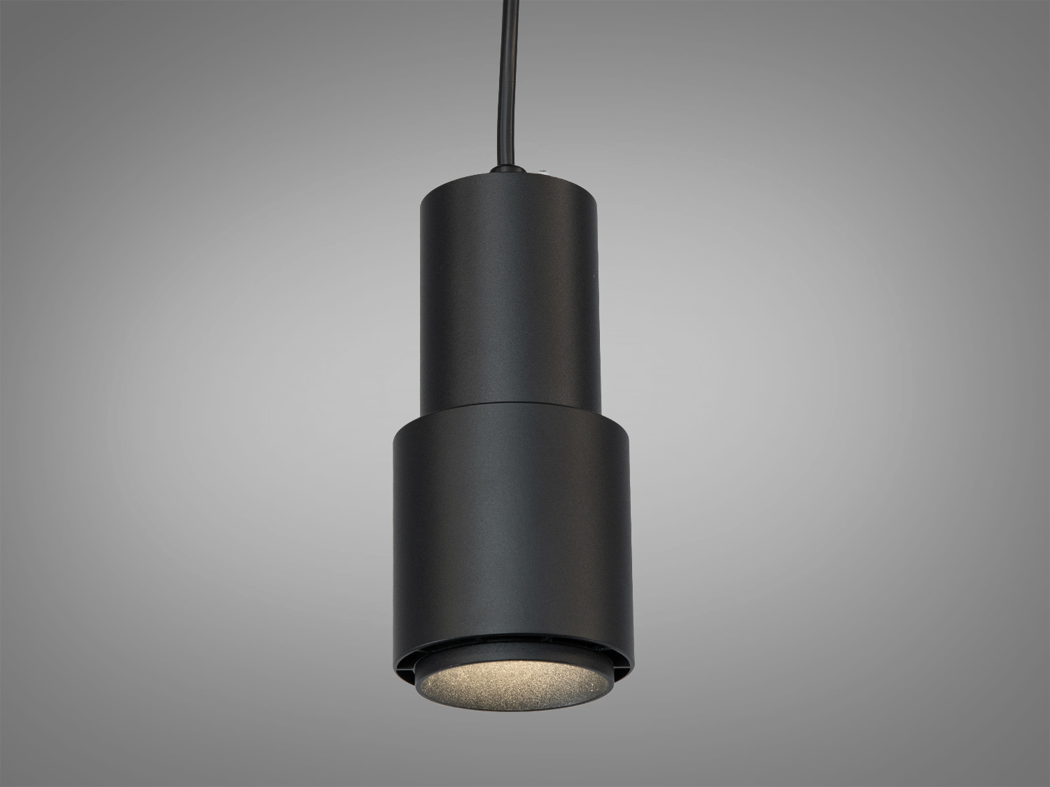 Чорний підвісний світильник циліндричної форми, ідеально підходить для сучасних інтер′єрів. Виготовлений з металу, забезпечує спрямоване освітлення.