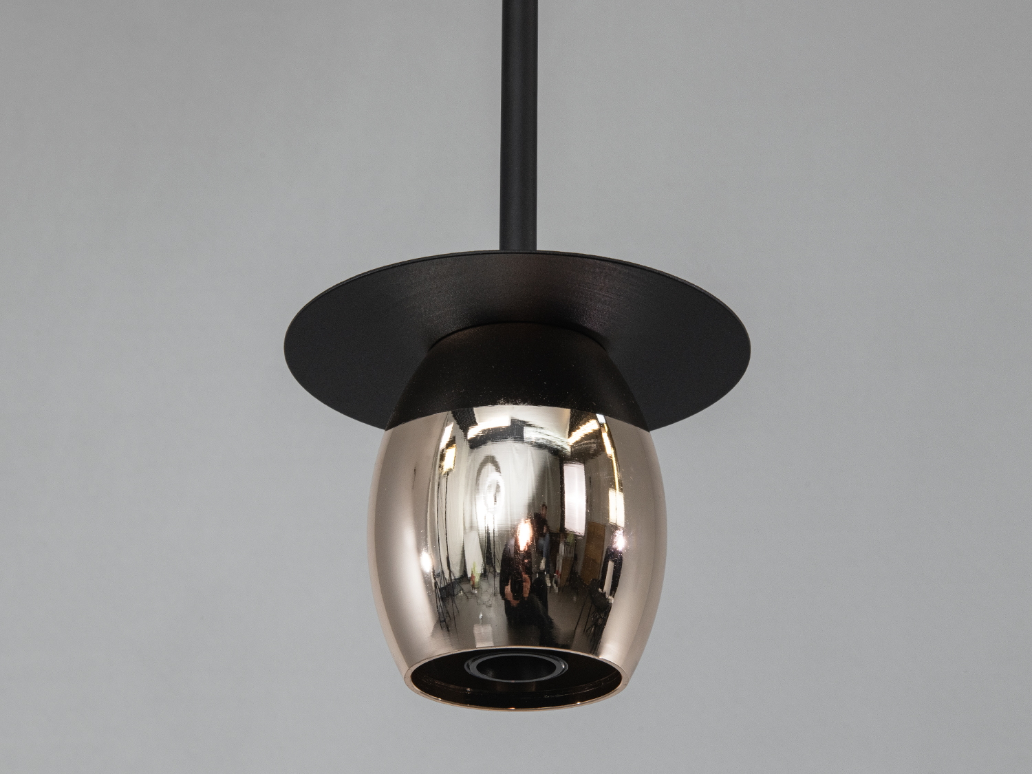 Підвісний світильник з дзеркальним куполом і чорним кріпленням, підходить для сучасних інтер′єрів, створює м′яке розсіяне освітлення.