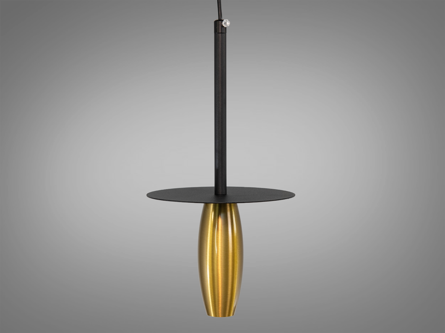 Підвісний світильник з чорним абажуром і золотистим корпусом циліндричної форми. Використовується для зонального освітлення в інтер′єрі.