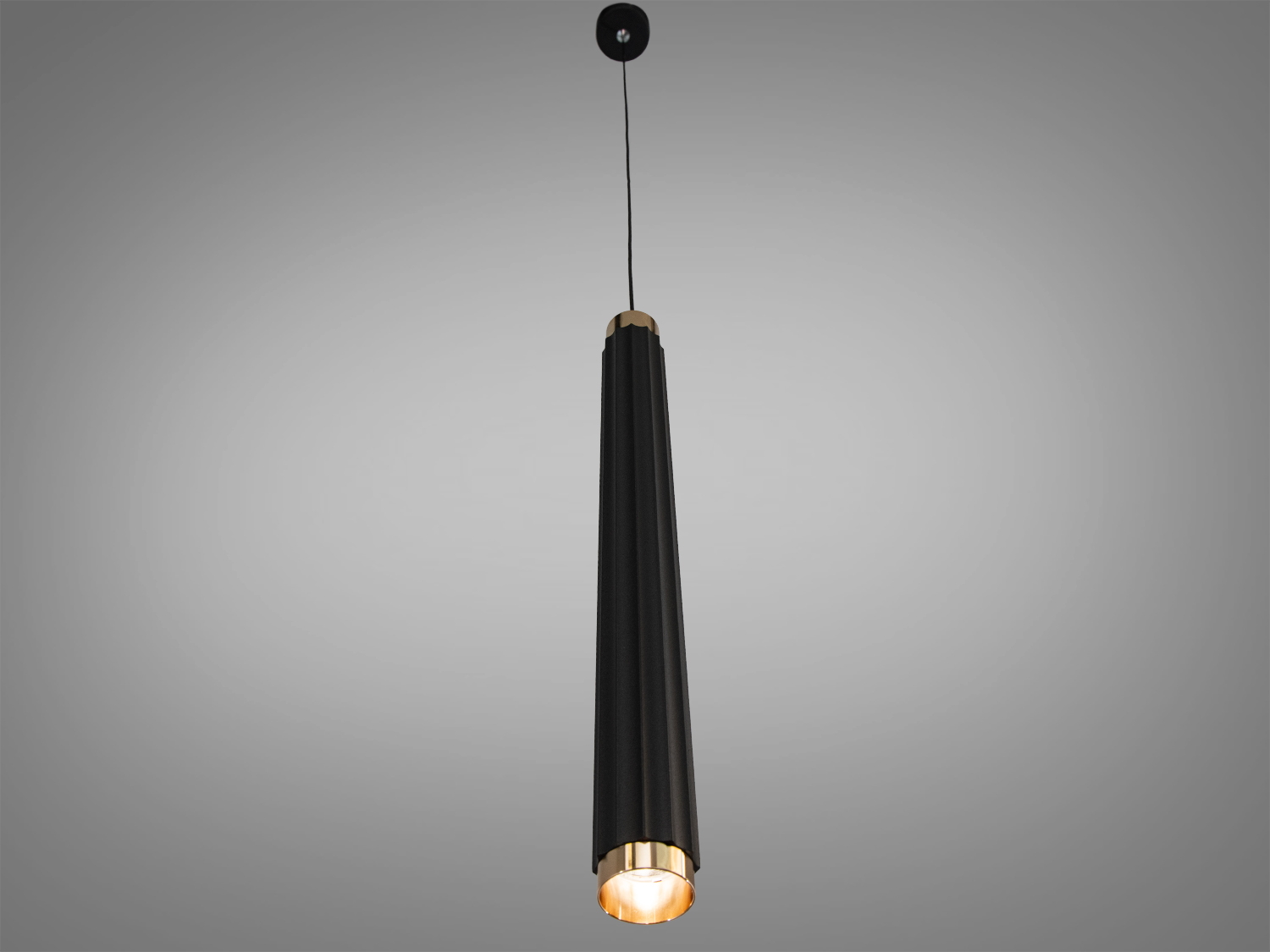 Підвісний світильник з довгим чорним шнуром для регулювання висоти, підходить для різних типів монтажу в сучасному інтер′єрі.