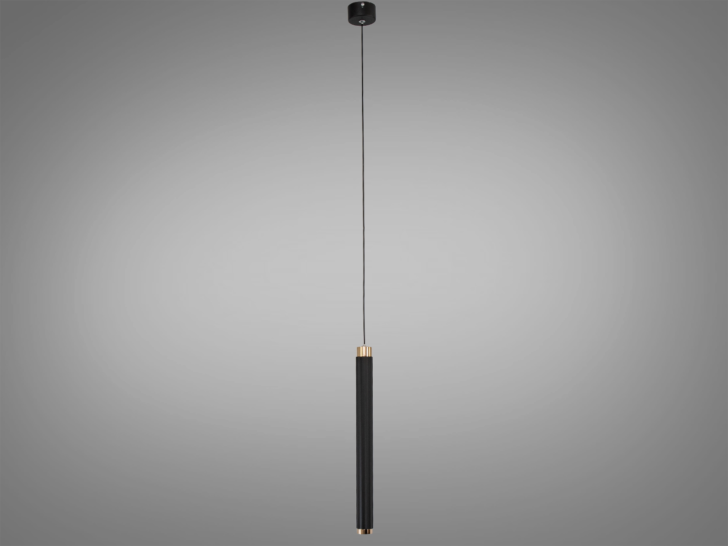 Світильник з металевим відбивачем, що забезпечує спрямоване освітлення, підходить для робочих зон або акцентного підсвічування.