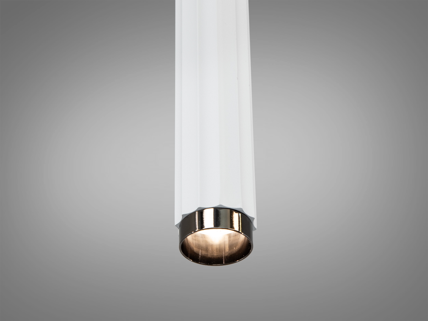 Світильник з металевим відбивачем, що забезпечує спрямоване освітлення, підходить для робочих зон або акцентного підсвічування.