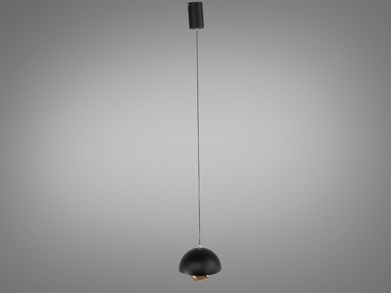 Світильник на довгому чорному шнурі з білим абажуром, має дзеркальну кулю для відбиття світла, ідеальний для високих стель.