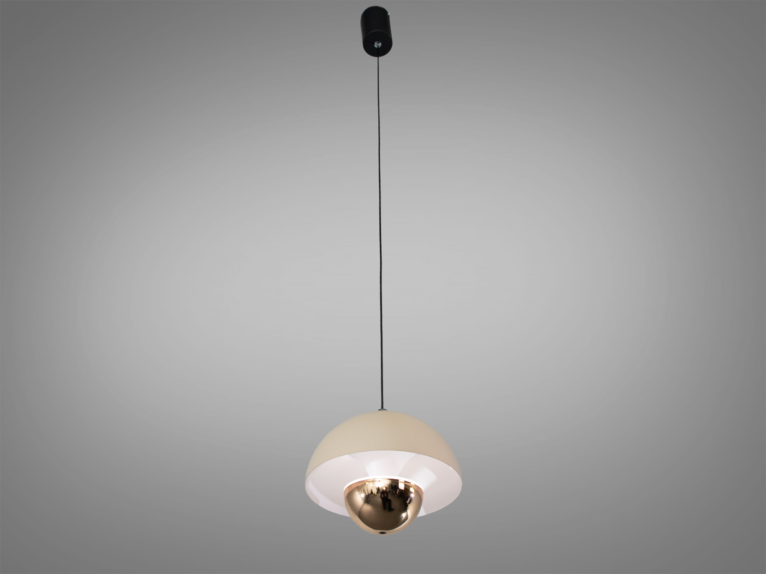 Світильник на довгому чорному шнурі з білим абажуром, має дзеркальну кулю для відбиття світла, ідеальний для високих стель.