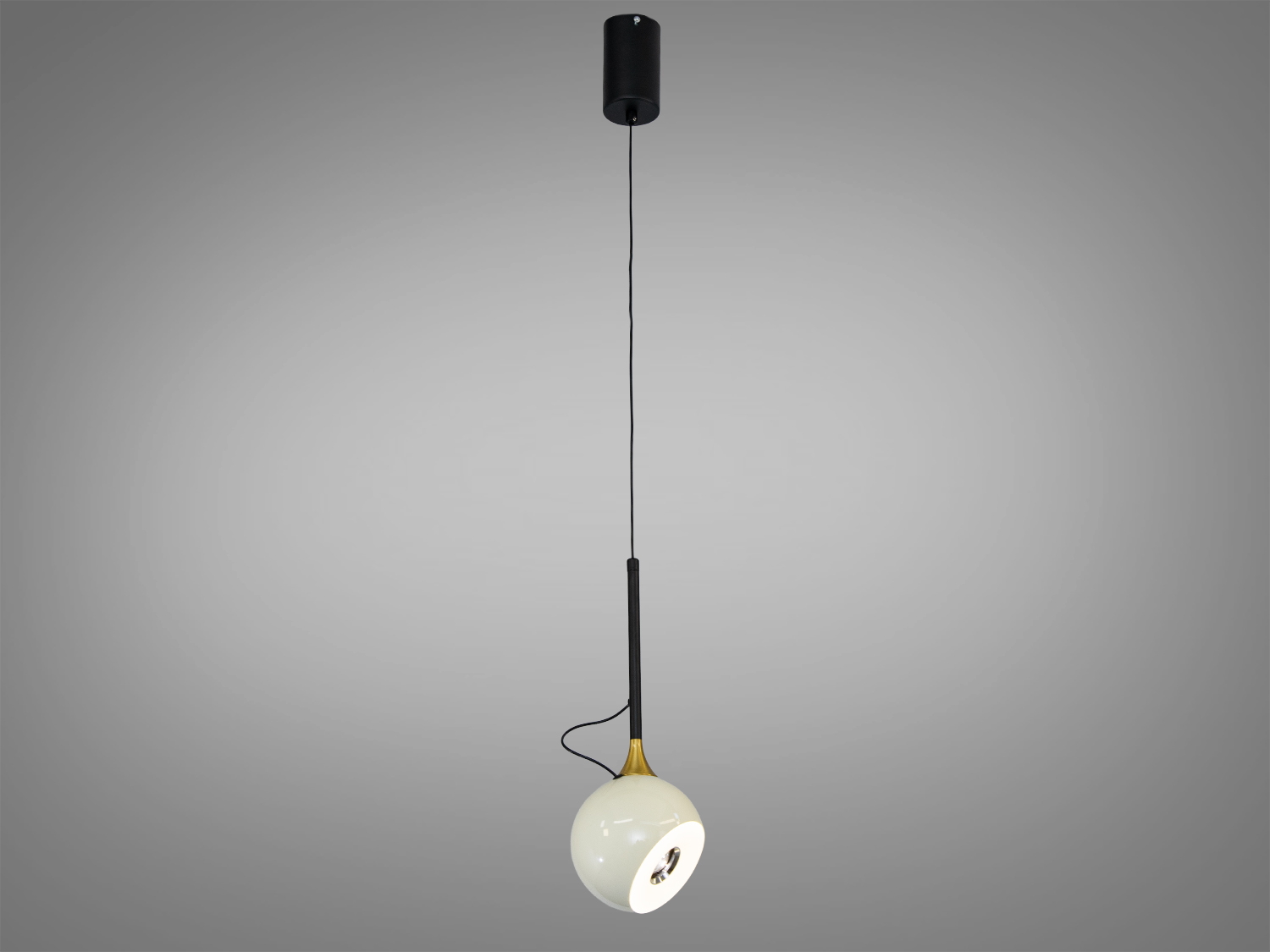 Крупний план чорного глянцевого плафона підвісного світильника з металевими акцентами, що додають елегантності.