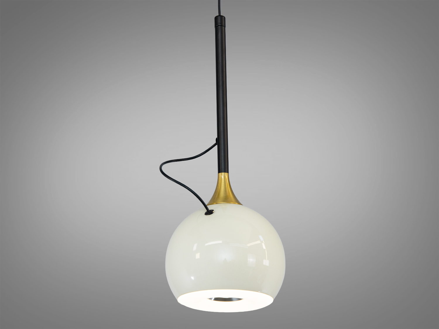 Вид знизу на підвісний світильник з чорним глянцевим плафоном і матовим білим розсіювачем для рівномірного освітлення.