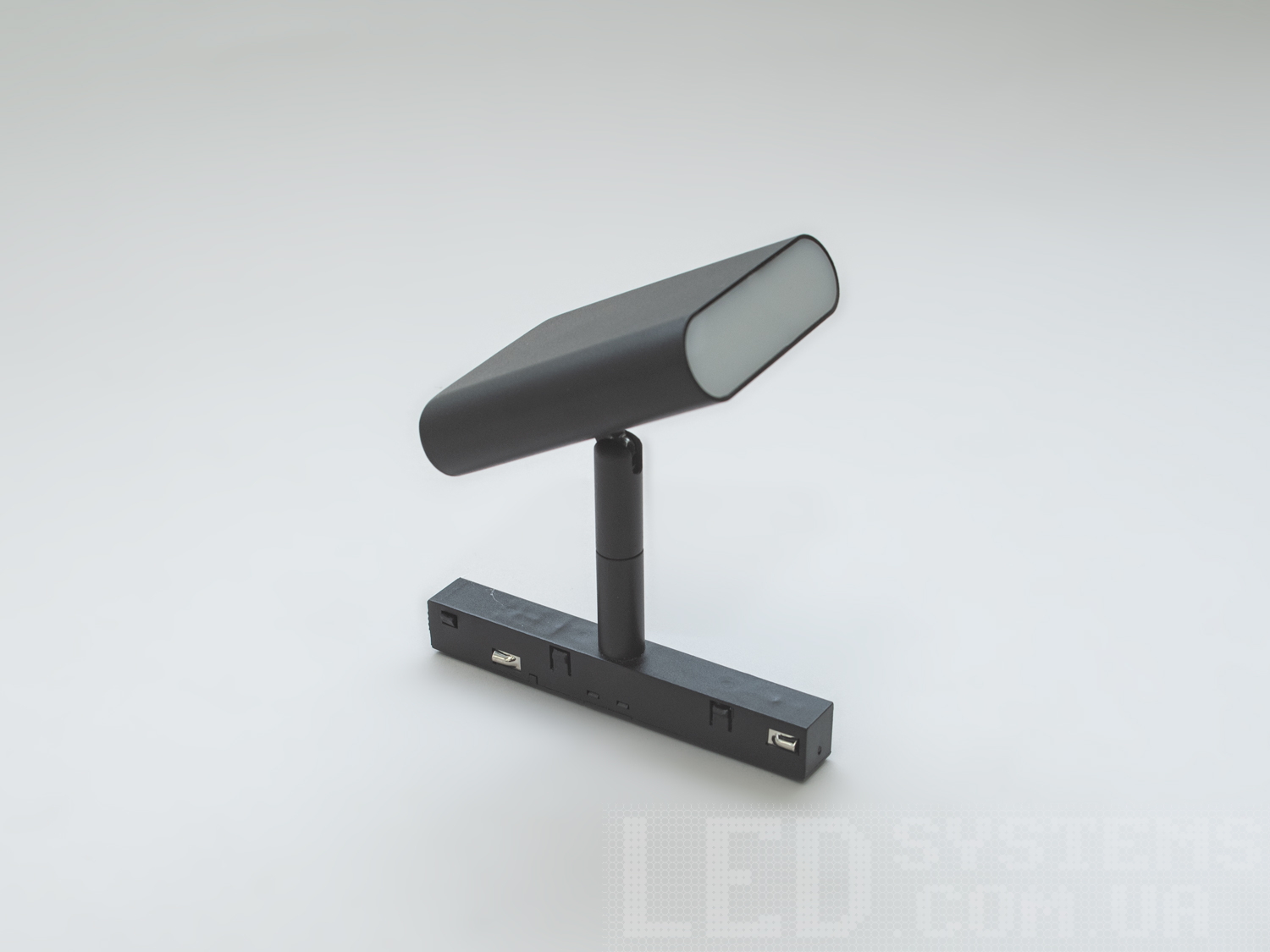 Поворотний світлодіодний магнітний трековий світильник, 10 Вт. Є взірцем сучасного дизайну та технічної досконалості, що дозволяє втілити в життя найсміливіші дизайнерські ідеї, створюючи не лише функціональне, але й естетично привабливе освітлення простору.