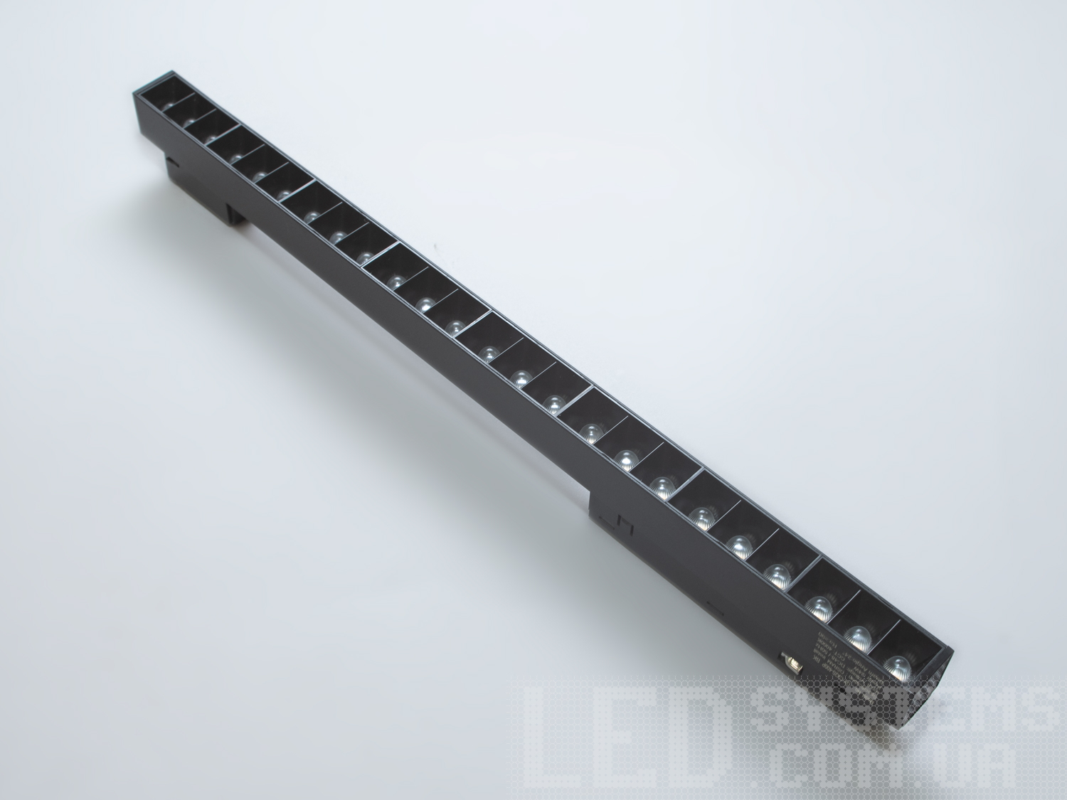 Лінійний магнітний трековий світильник LED, 24 Вт. Він розроблений для створення атмосфери, зосередженості уваги та висвітлення особливостей простору, де кожен світловий промінь відіграє свою роль в загальній композиції інтерєру.