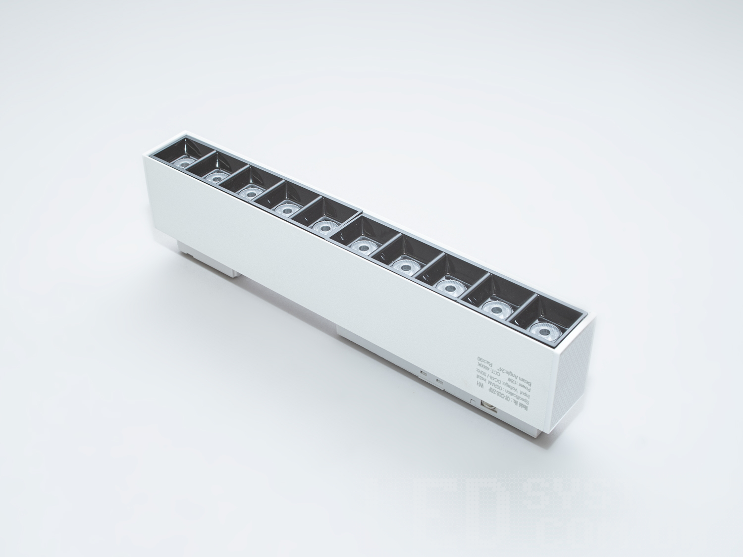 Лінійний світлодіодний трековий світильник, 12 Вт. Завдяки кольоровій температурі 4000К, його світло максимально наближене до природного денного. Це особливо важливо для трекових світильників для кухні, де точність кольоропередачі грає важливу роль під час приготування їжі.