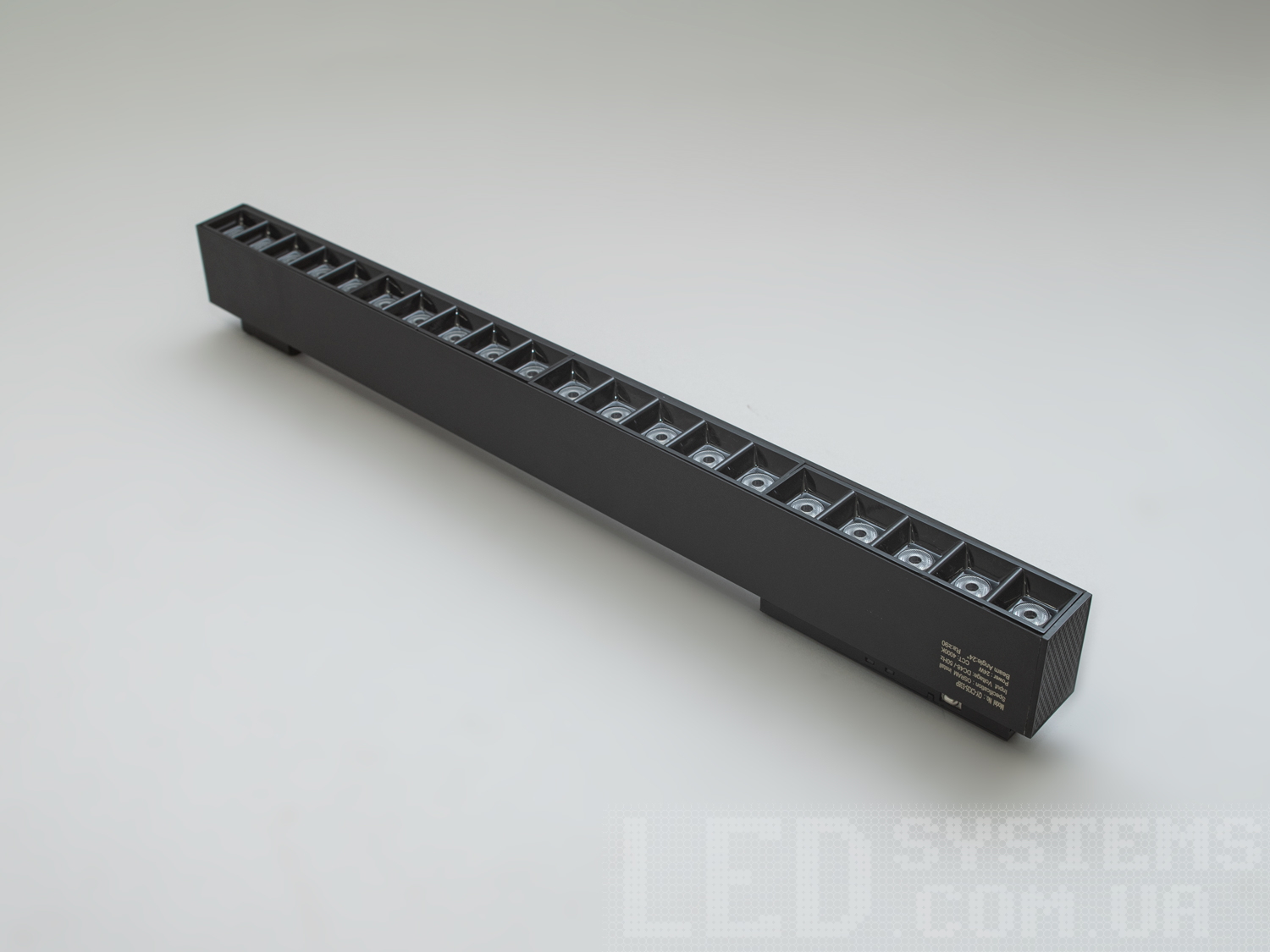 Лінійний трековий світильник для магнітної системи, 24 Вт. Це інструмент, що надає вашому простору характер, додає витонченості та підкреслює ключові елементи інтерєру.